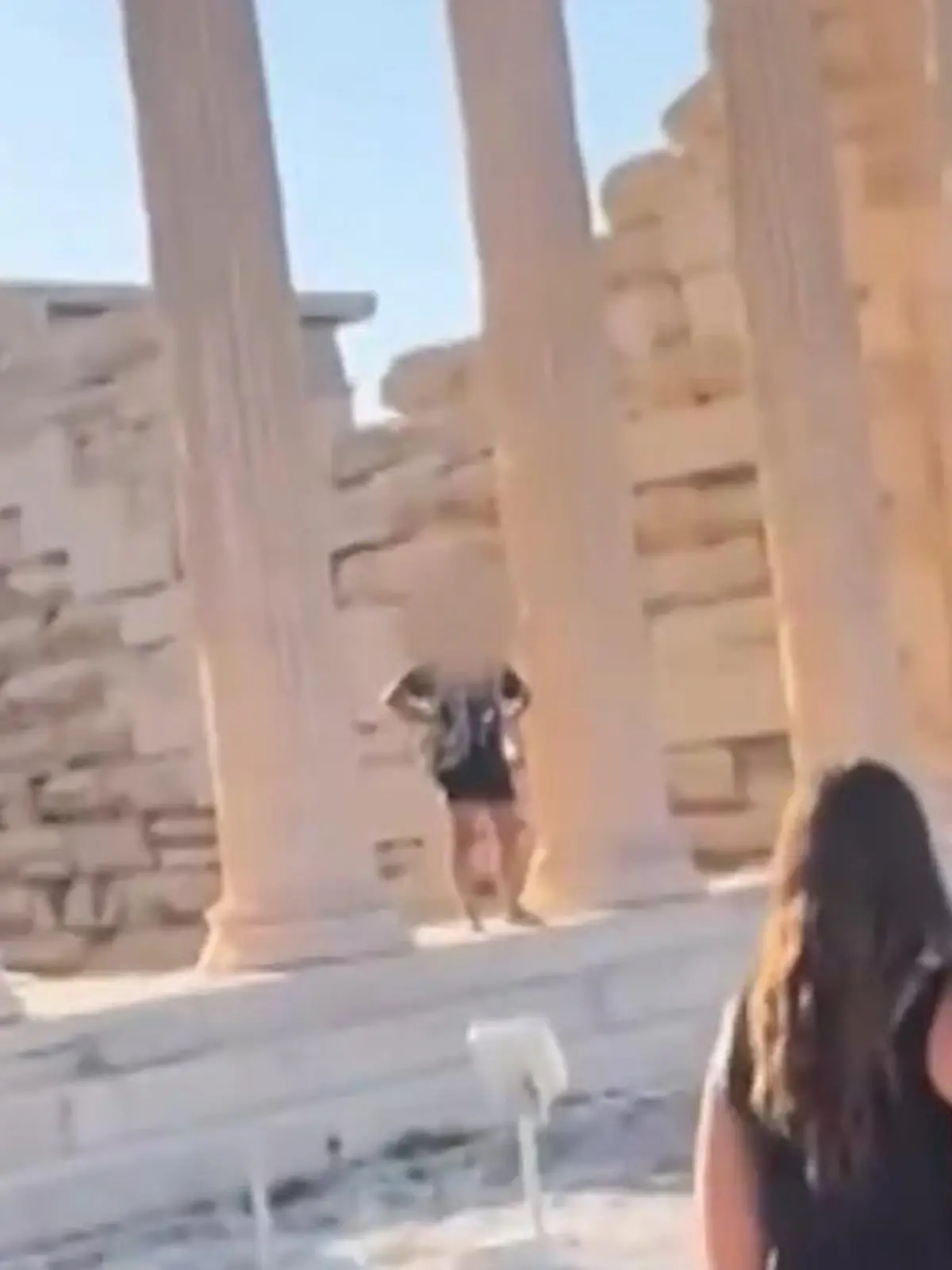 Bild zu: "Ausraster an der AGGROpolis! Trottel-Touristin unter Jubel verhaftet "