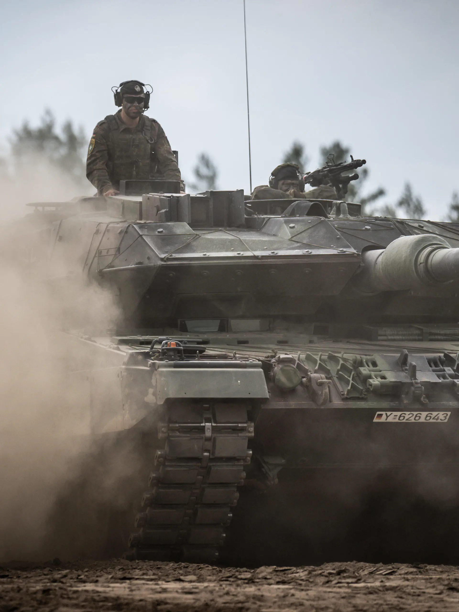 ARCHIV - 07.06.2022, Litauen, Pabrade: Ein Leopard-2-Panzer der Bundeswehr, der von der NATO Enhanced Forward Presence Battle Group (eFP-Bataillon) eingesetzt wird, fährt beim Besuch von Bundeskanzler Scholz durch das Camp Adrian Rohn. (zu dpa "Grüne wollen Waffenlieferungen überprüfen: Panzer für die Ukraine?") Foto: Michael Kappeler/dpa +++ dpa-Bildfunk +++