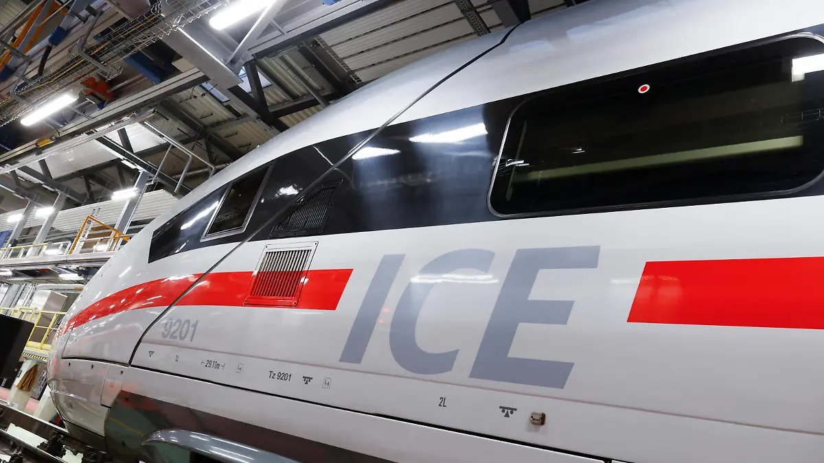 ICE Werk Rummelsburg Berlin, 20.12.2022 - Ein ICE Zug der Deutschen Bahn steht im ICE Werk Berlin Rummelsberg. Berlin Berlin Deutschland *** ICE factory Rummelsburg Berlin, 20 12 2022 A Deutsche Bahn ICE train stands in the ICE factory Berlin Rummelsberg Berlin Germany