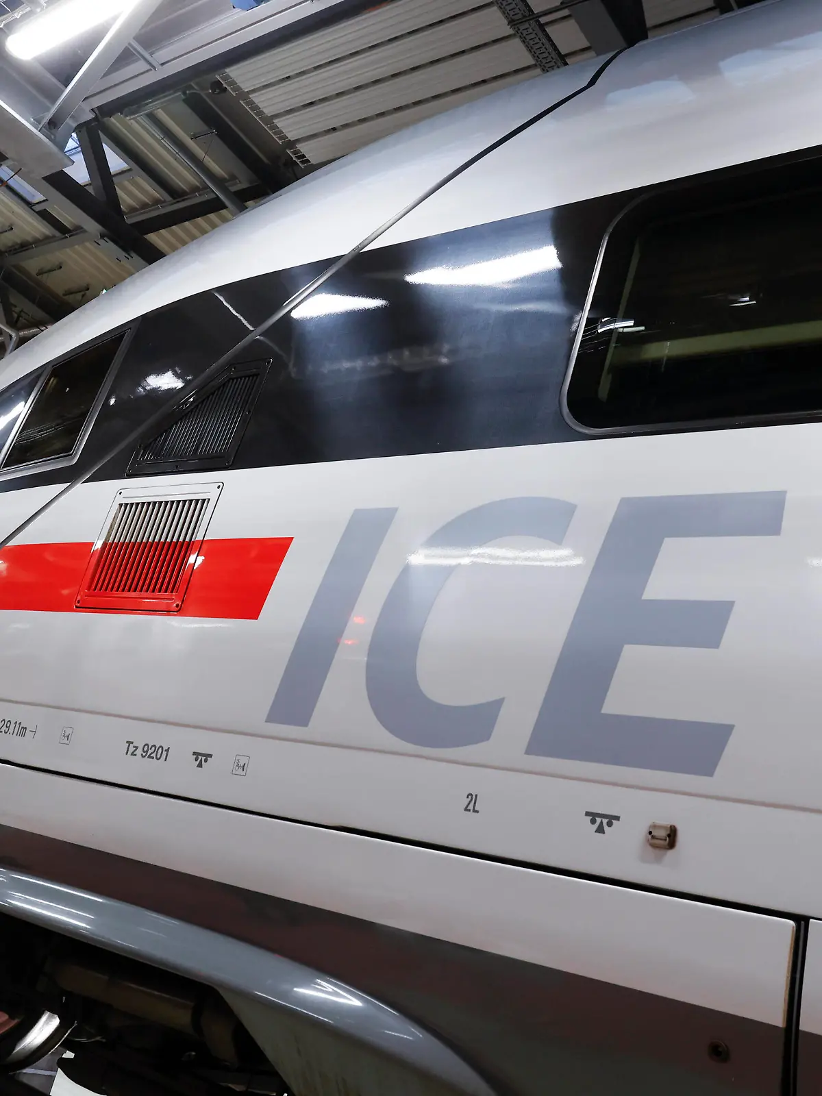  ICE Werk Rummelsburg Berlin, 20.12.2022 - Ein ICE Zug der Deutschen Bahn steht im ICE Werk Berlin Rummelsberg. Berlin Berlin Deutschland *** ICE factory Rummelsburg Berlin, 20 12 2022 A Deutsche Bahn ICE train stands in the ICE factory Berlin Rummelsberg Berlin Germany