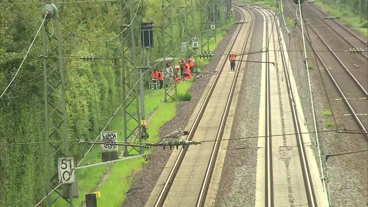 Unbekannte legen Bahnverkehr lahm Brandanschlag an Gleisen