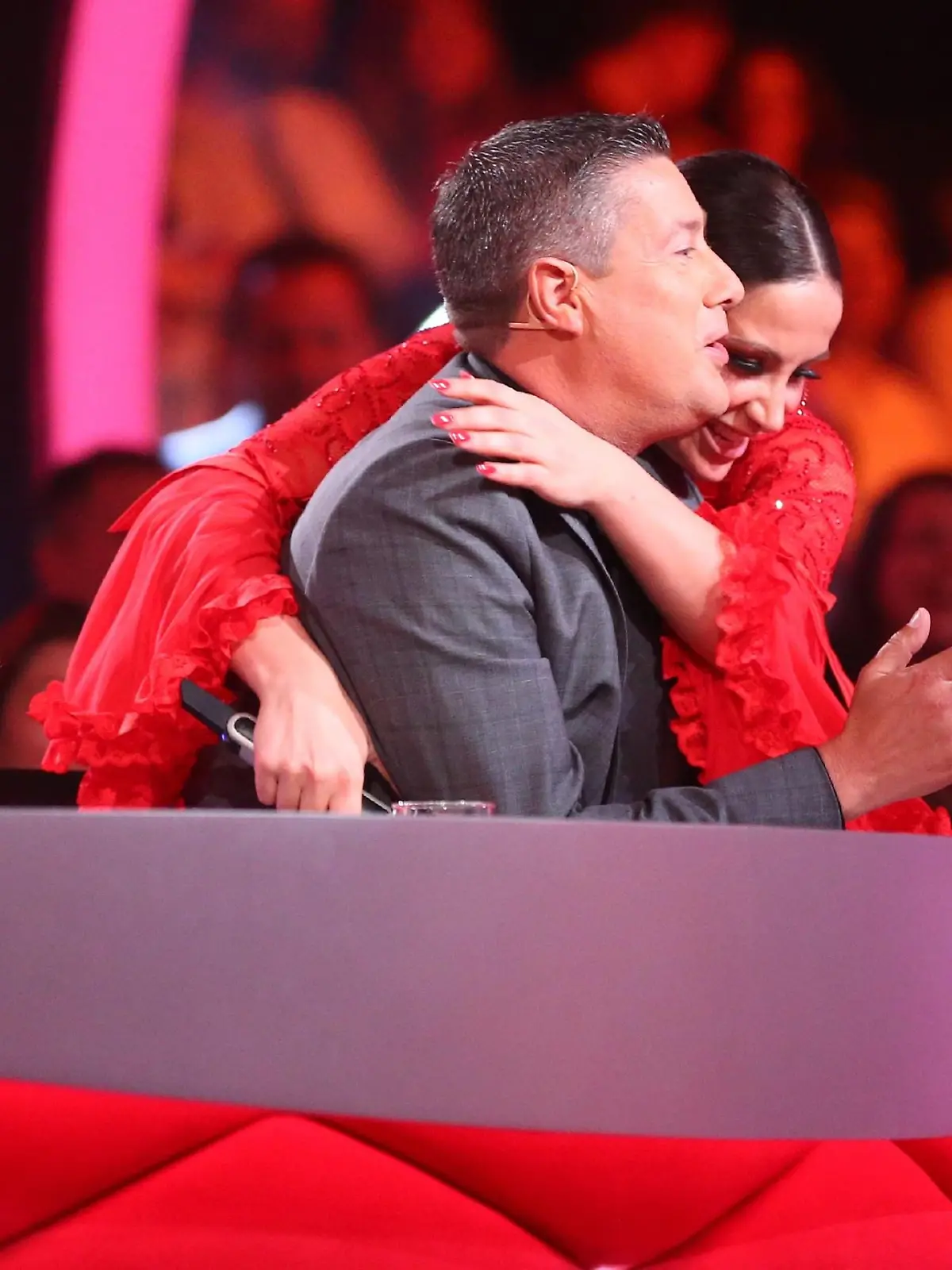 Enissa Amani bedankt sich bei Jurymitglied Joachim Llambi   Verwendung der Bilder für Online-Medien ausschließlich mit folgender Verlinkung: 'Alle Infos zu 'Let's Dance' im Special bei RTL.de: http://www.rtl.de/cms/sendungen/show/lets-dance.html