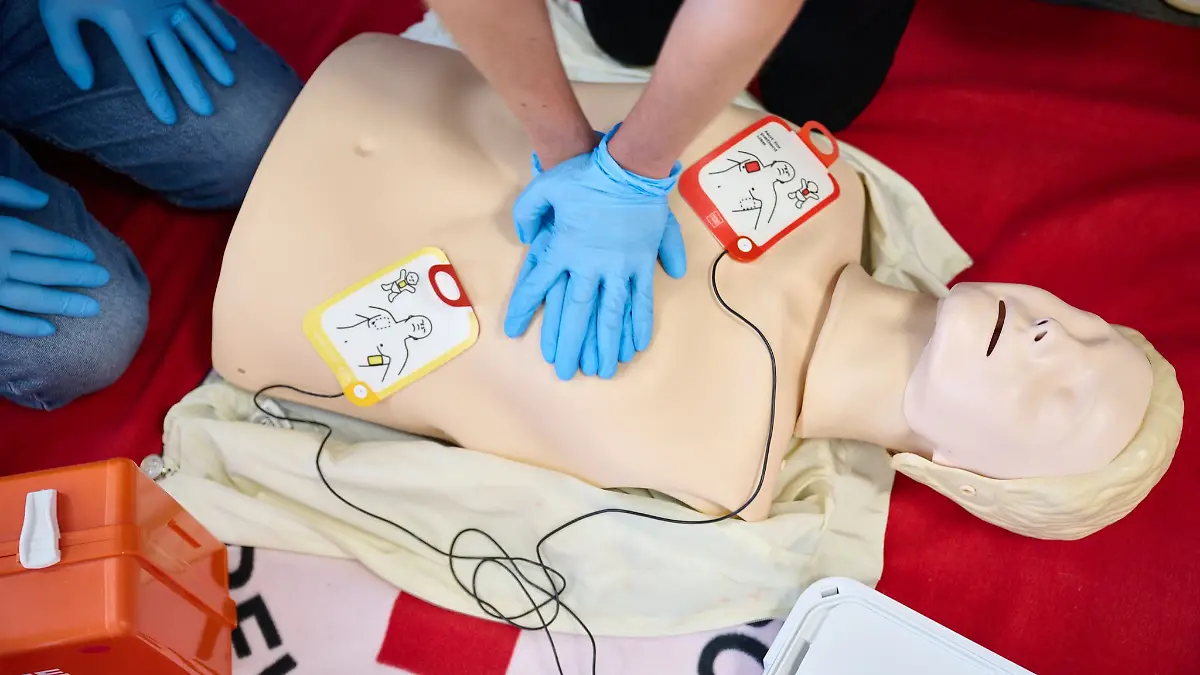 Eine regelmäßige Fortbildung mit Praxistraining von mindestens vier Stunden pro Halbjahr müssen die Helfer gewährleisten. (Symbolbild)