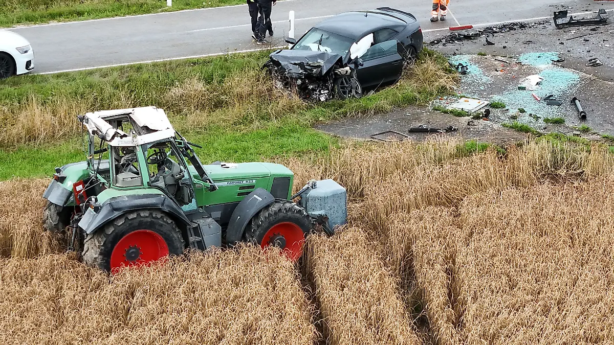 Ein Traktor überschlagt sich im baden-württembergischen Heidenheim. Unter anderem sitzen zwei Kinder (4) in dem Fahrzeug. Eines von ihnen wird herausgeschleudert. Beide verletzen sich schwer, wie die Polizei mitteilte. Ein Rettungshubschrauber flog ihn in eine Klinik. Lebensgefahr besteht ersten Erkenntnissen zufolge nicht. Auch zwei Erwachsene erlitten bei dem Unfall schwere Verletzungen.
