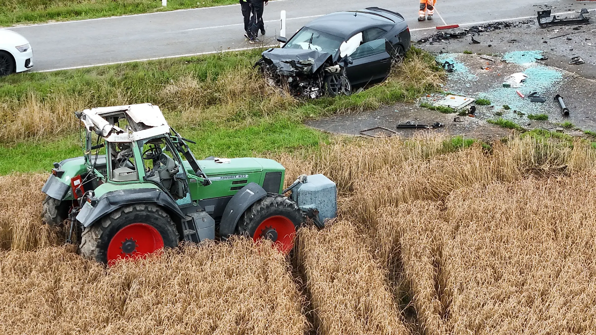 Ein Traktor überschlagt sich im baden-württembergischen Heidenheim. Unter anderem sitzen zwei Kinder (4) in dem Fahrzeug. Eines von ihnen wird herausgeschleudert. Beide verletzen sich schwer, wie die Polizei mitteilte. Ein Rettungshubschrauber flog ihn in eine Klinik. Lebensgefahr besteht ersten Erkenntnissen zufolge nicht. Auch zwei Erwachsene erlitten bei dem Unfall schwere Verletzungen.