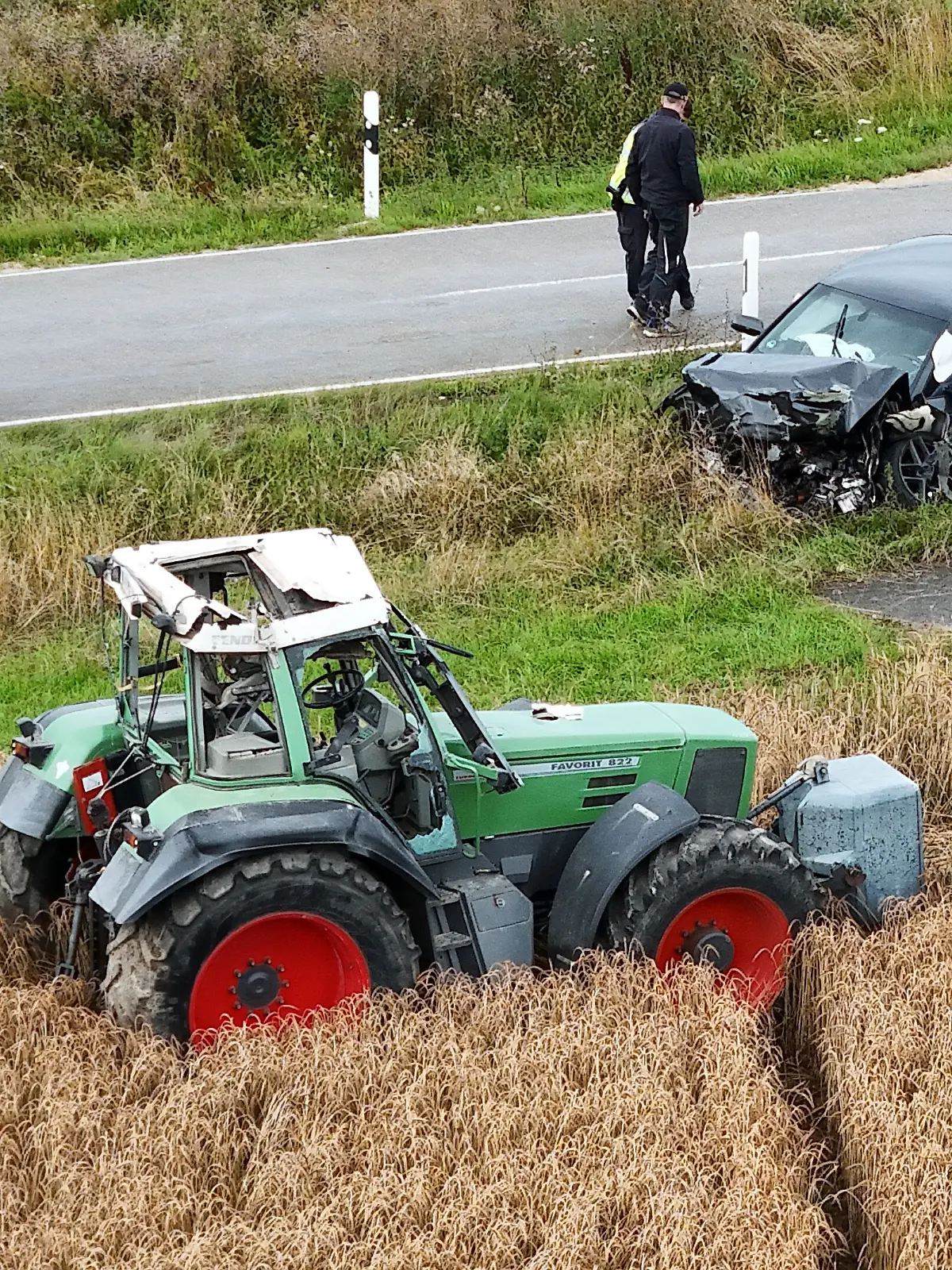 Ein Traktor überschlagt sich im baden-württembergischen Heidenheim. Unter anderem sitzen zwei Kinder (4) in dem Fahrzeug. Eines von ihnen wird herausgeschleudert. Beide verletzen sich schwer, wie die Polizei mitteilte. Ein Rettungshubschrauber flog ihn in eine Klinik. Lebensgefahr besteht ersten Erkenntnissen zufolge nicht. Auch zwei Erwachsene erlitten bei dem Unfall schwere Verletzungen.