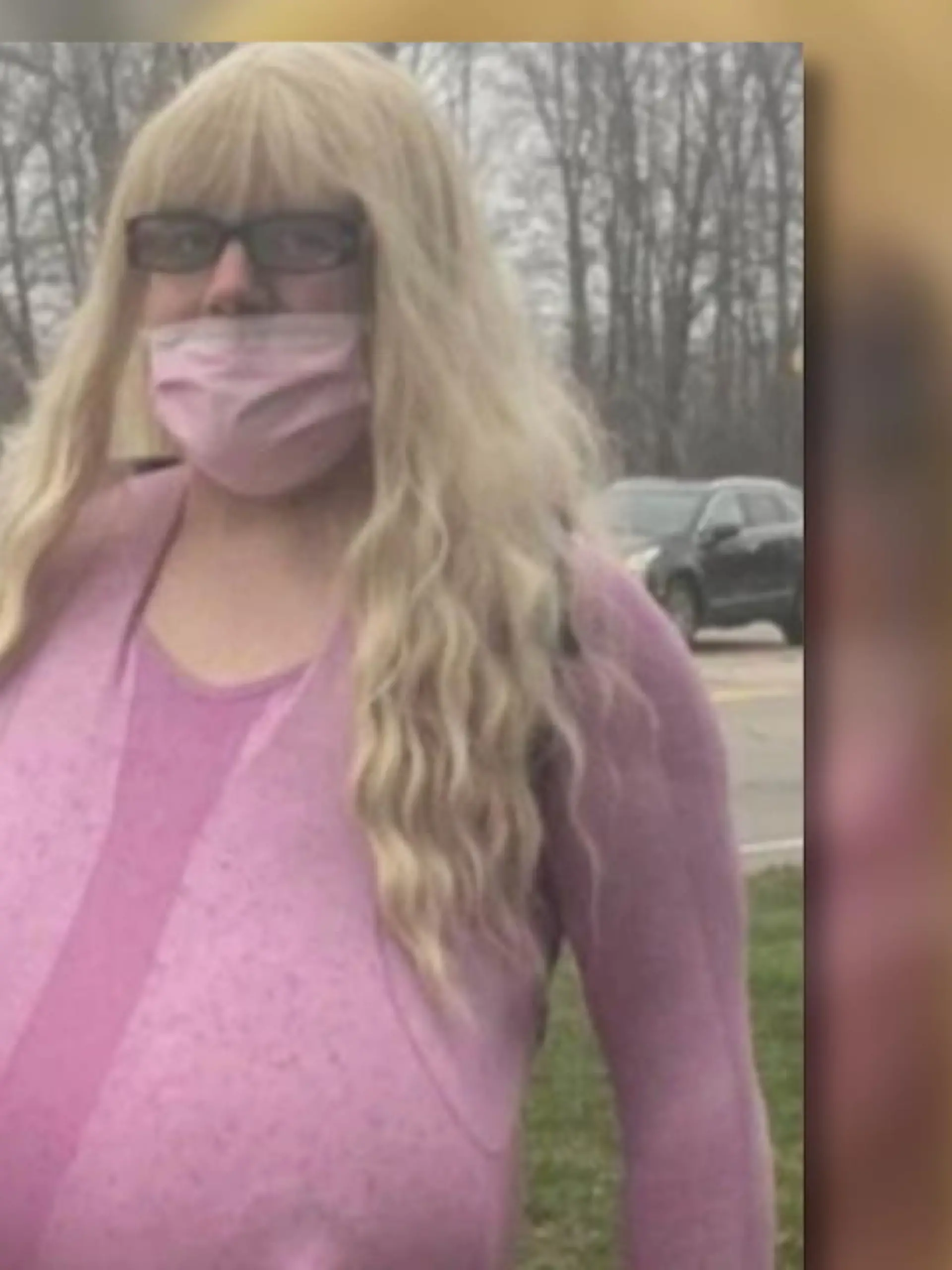 Diese Frau ist Lehrerin in Kanada und sieht SO während des Unterrichts aus. Privat - fine, aber beruflich? Gegen diese Arbeits-Bekleidung laufen die Eltern jetzt Sturm!