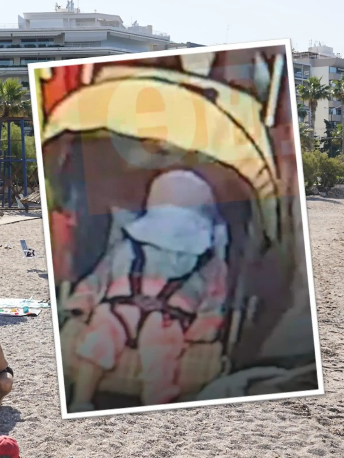 An diesem Strand in Griechenland wird die Leiche der Dreijährigen entdeckt. Kurz zuvor filmt eine Überwachungskamera das zunächst unbekannte Mädchen im Kinderwagen. 
