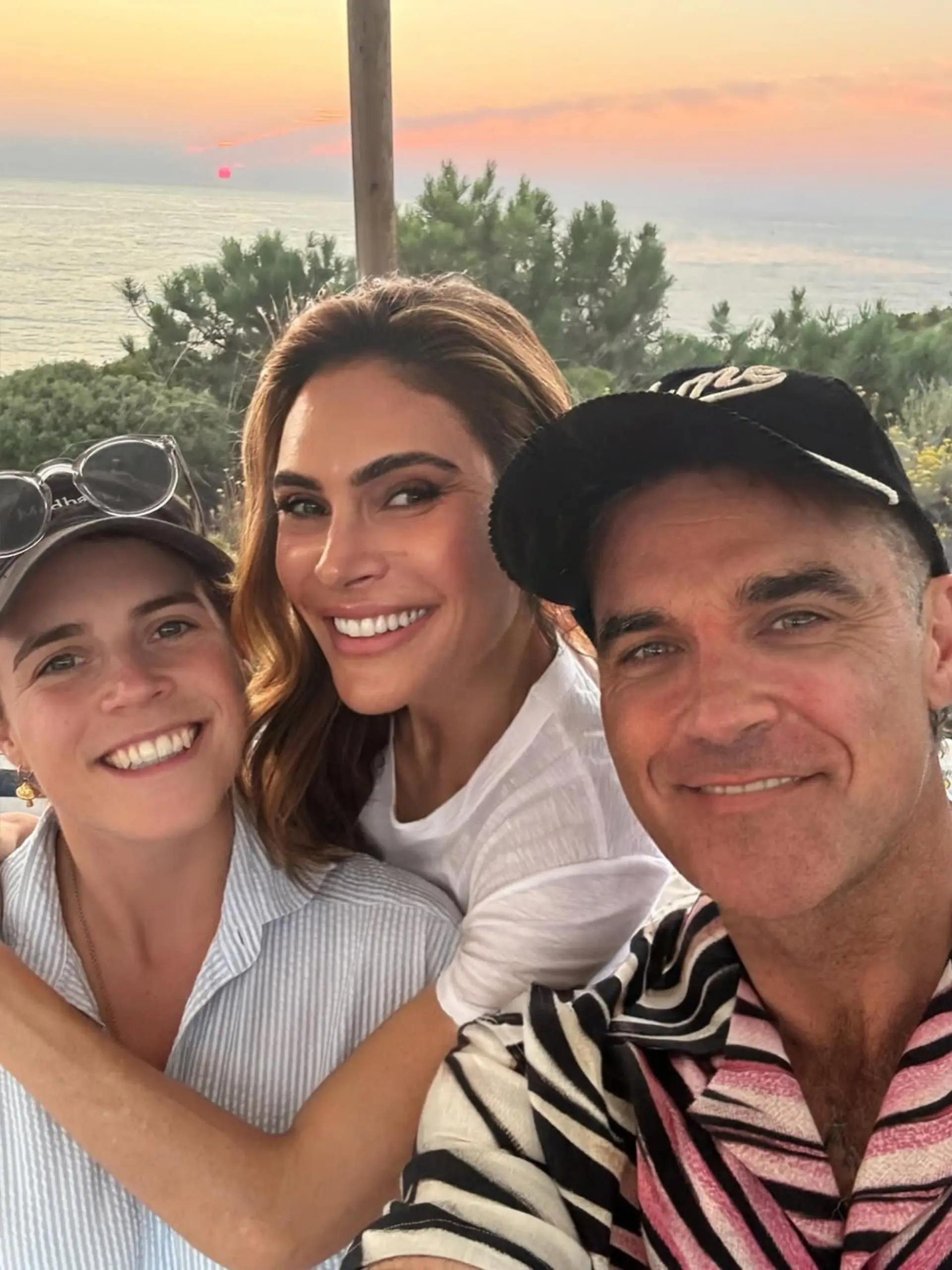 Ein neues Urlaubs-Selfie von Weltstar Robbie Williams lässt nicht nur Musikfans, sondern auch Royalfans ausflippen. Zusammen mit seiner Frau Ayda und den gemeinsamen Kindern macht er gerade Urlaub in Portugal und plötzlich dieser Schnappschuss – mit einer Prinzessin! Doch von ungefähr kommt das nicht. Die drei verbindet nämlich mehr, als so manch einer denkt.