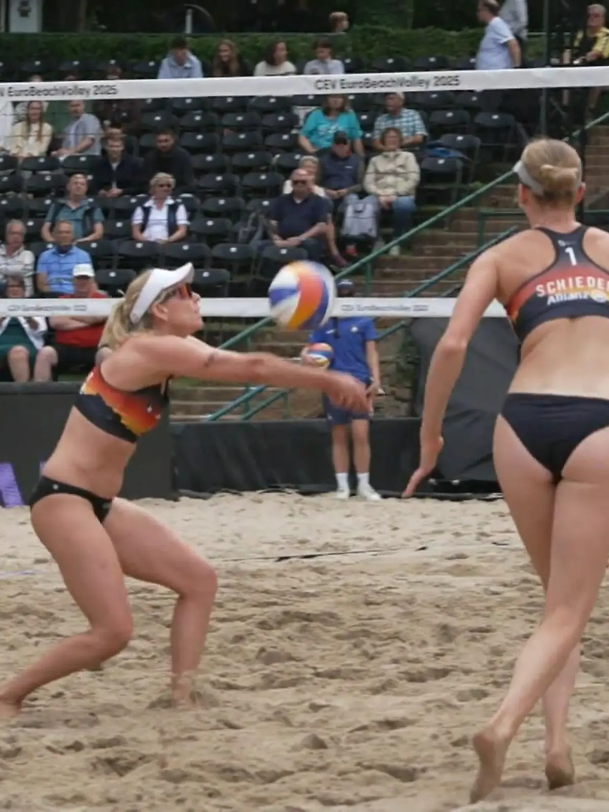 Bild zu: "Sand, Spannung, Teamgeist: Wie Karla Borger und Marie Schieder die EM erobern"
