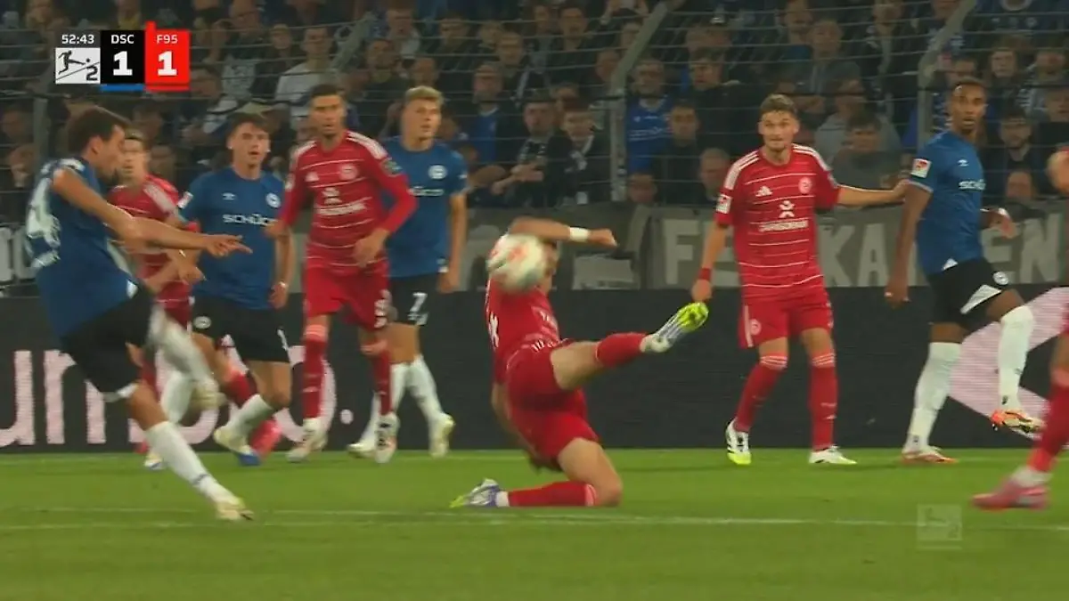 Es gibt Strafstoß für Bielefeld! Spannung im Topspiel der 2. Liga
