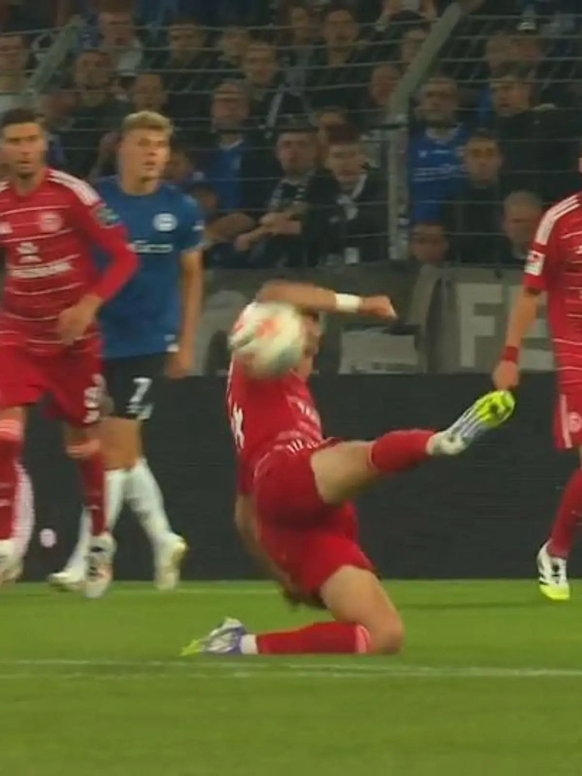 Bild zu: "Es gibt Strafstoß für Bielefeld!"