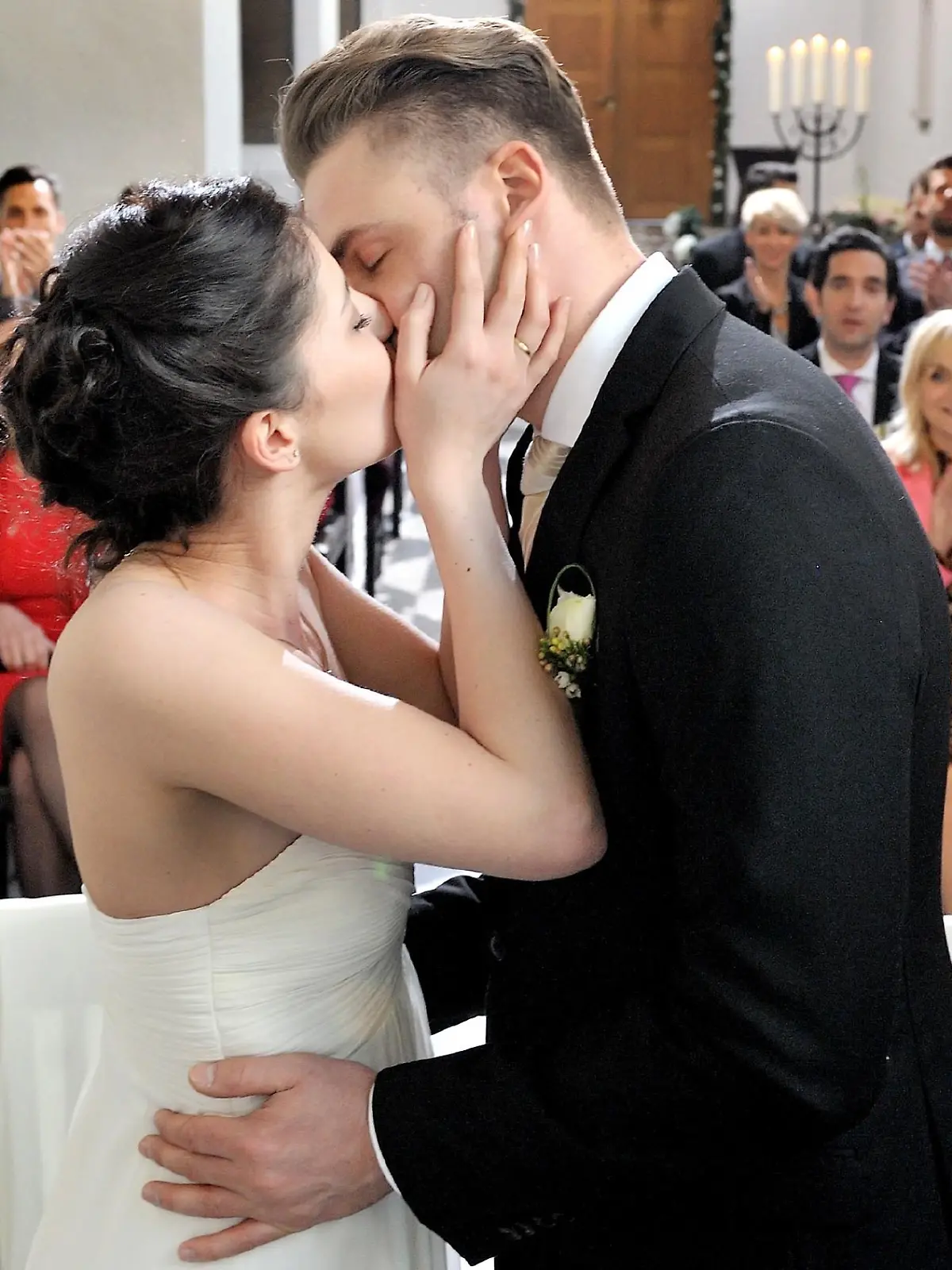 Sina (Valea Katharina Scalabrino) und Bambi (Benjamin Heinrich) besiegeln vor den begeisterten Gästen ihre Liebe mit einem innigen Kuss.