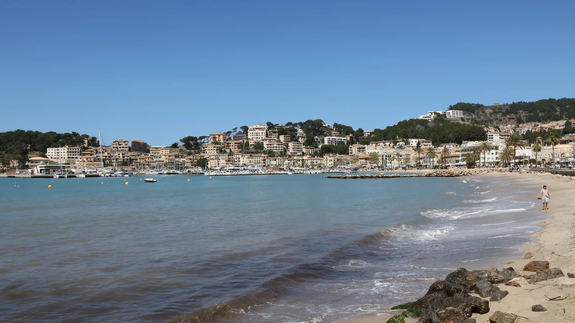 Ein Kleinflugzeug stürzte am Samstagabend (2. August) vor einem der beliebtesten Häfen Mallorcas ab - dem Port de Sóller. Bislang ist wenig bekannt. Weder, was die Ursache für den Unfall war, noch wie viele Menschen an Bord gewesen sind. Bislang wurden noch Wrackteile gefunden.