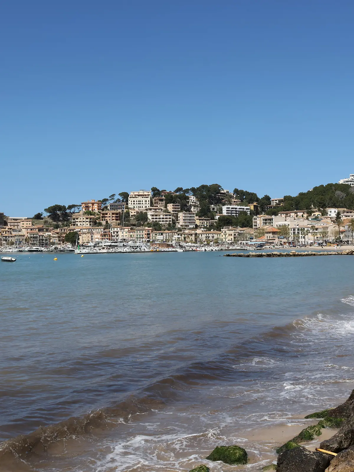 Ein Kleinflugzeug stürzte am Samstagabend (2. August) vor einem der beliebtesten Häfen Mallorcas ab - dem Port de Sóller. Bislang ist wenig bekannt. Weder, was die Ursache für den Unfall war, noch wie viele Menschen an Bord gewesen sind. Bislang wurden noch Wrackteile gefunden.