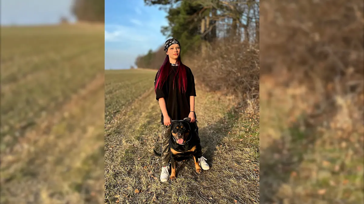 Mia (15) mit ihrer Hündin Nala.