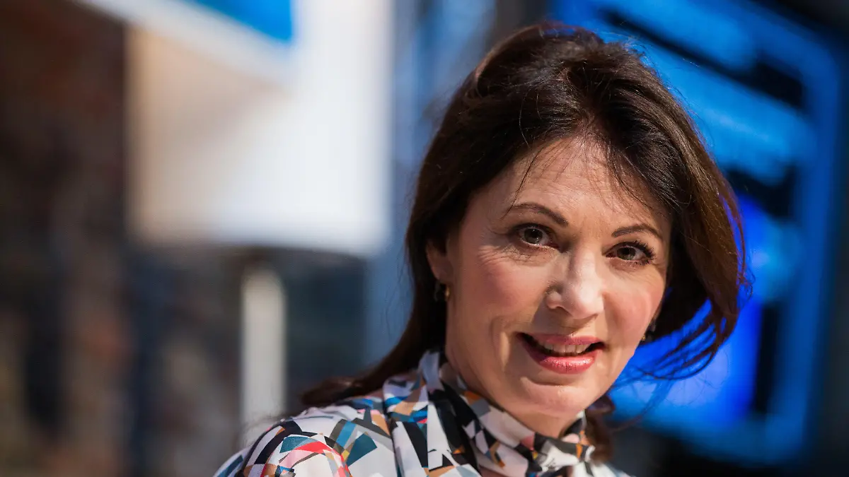ARCHIV - Schauspielerin Iris Berben sitzt am 18.03.2015 im Rahmen des Literaturfestivals Lit.Cologne in Köln (Nordrhein-Westfalen) auf der Bühne. Iris Berben ist eine der bekanntesten Schauspielerinnen Deutschlands. Sie kämpft seit Jahrzehnten gegen Rassismus. Prominente, sagt sie, müssen Überzeugungen haben - und für diese stehen. Gerade jetzt. Foto: Rolf Vennenbernd/dpa (zu dpa-interview "Iris Berben: Fremdenhass ist tief verankert" am 20.04.2015) +++(c) dpa - Bildfunk+++
