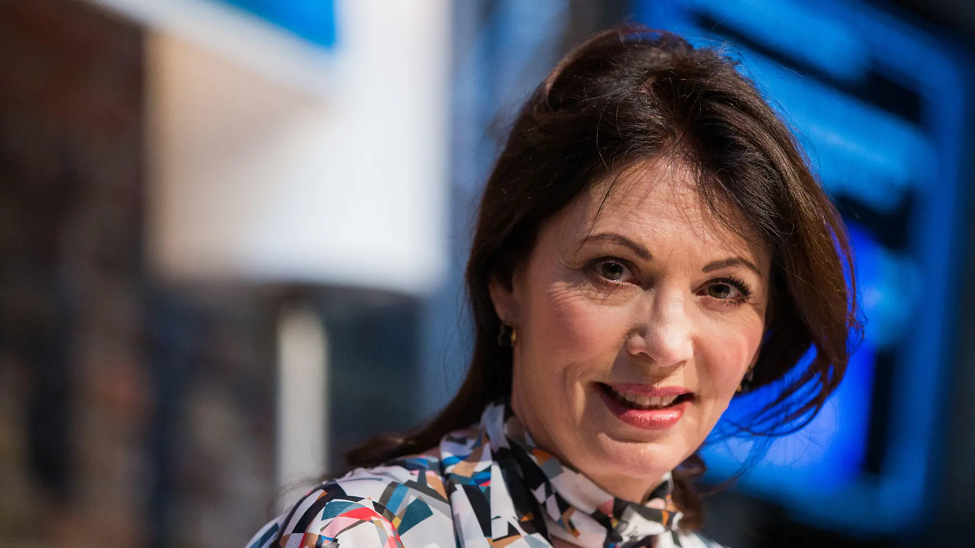 ARCHIV - Schauspielerin Iris Berben sitzt am 18.03.2015 im Rahmen des Literaturfestivals Lit.Cologne in Köln (Nordrhein-Westfalen) auf der Bühne. Iris Berben ist eine der bekanntesten Schauspielerinnen Deutschlands. Sie kämpft seit Jahrzehnten gegen Rassismus. Prominente, sagt sie, müssen Überzeugungen haben - und für diese stehen. Gerade jetzt. Foto: Rolf Vennenbernd/dpa (zu dpa-interview "Iris Berben: Fremdenhass ist tief verankert" am 20.04.2015) +++(c) dpa - Bildfunk+++