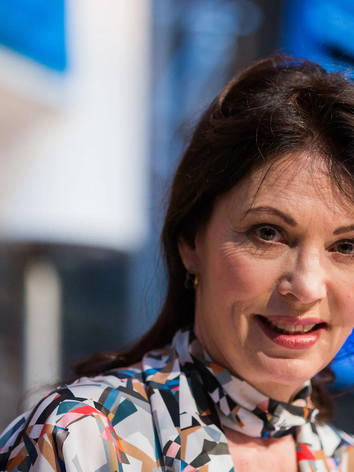 ARCHIV - Schauspielerin Iris Berben sitzt am 18.03.2015 im Rahmen des Literaturfestivals Lit.Cologne in Köln (Nordrhein-Westfalen) auf der Bühne. Iris Berben ist eine der bekanntesten Schauspielerinnen Deutschlands. Sie kämpft seit Jahrzehnten gegen Rassismus. Prominente, sagt sie, müssen Überzeugungen haben - und für diese stehen. Gerade jetzt. Foto: Rolf Vennenbernd/dpa (zu dpa-interview "Iris Berben: Fremdenhass ist tief verankert" am 20.04.2015) +++(c) dpa - Bildfunk+++