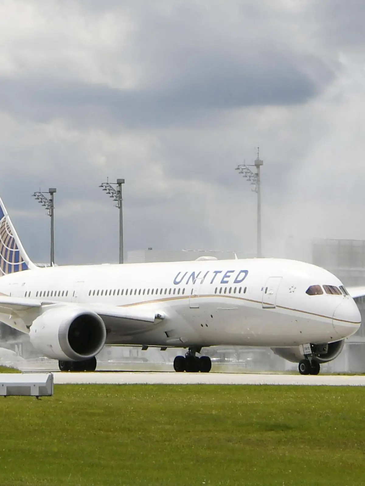 Ein Dreamliner (Boeing 787) von United Airlines bekommt nach seiner Erstlandung am Flughafen München eine Wassertaufe von der Flughafenfeuerwehr.