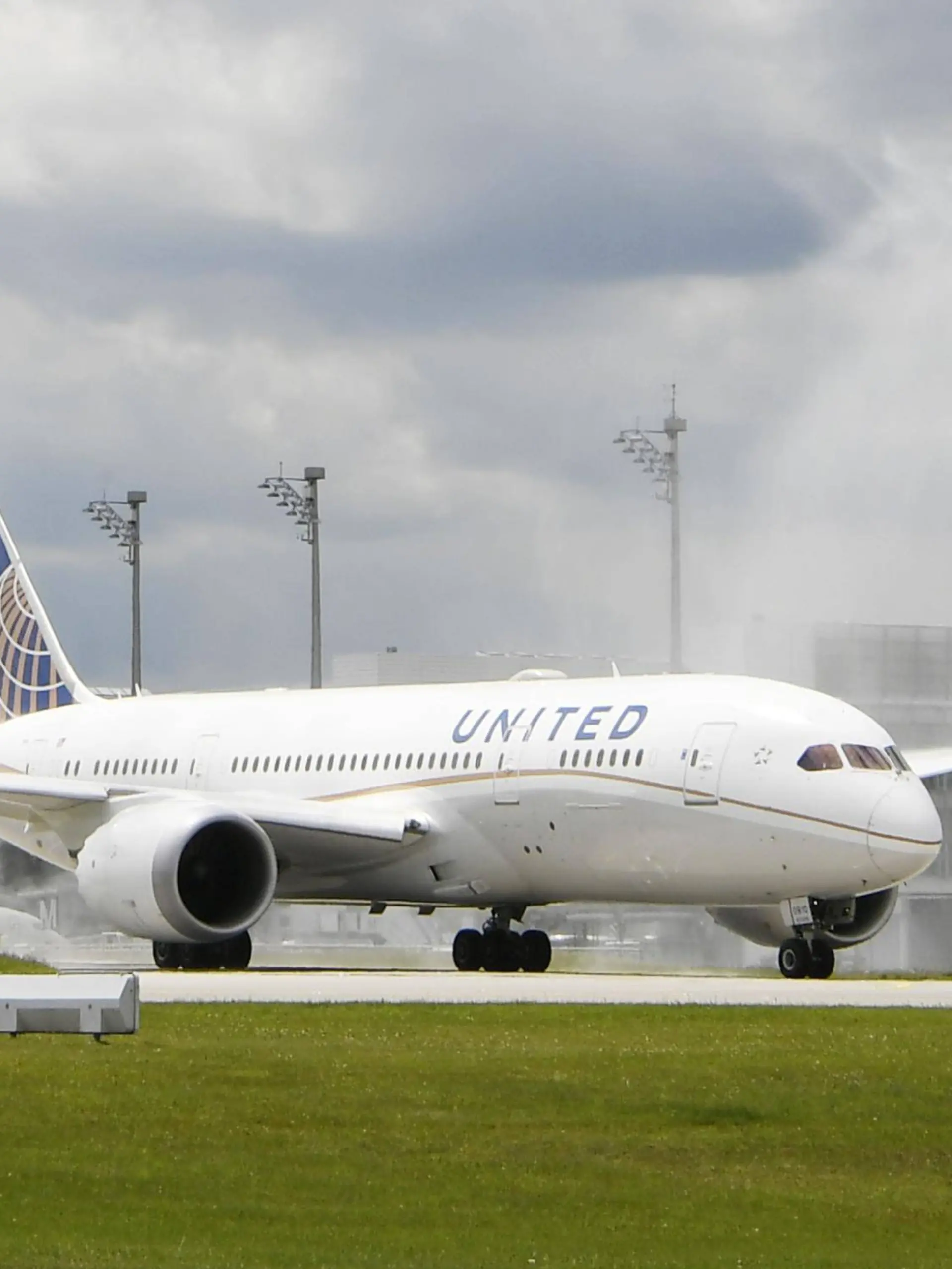 Ein Dreamliner (Boeing 787) von United Airlines bekommt nach seiner Erstlandung am Flughafen München eine Wassertaufe von der Flughafenfeuerwehr.