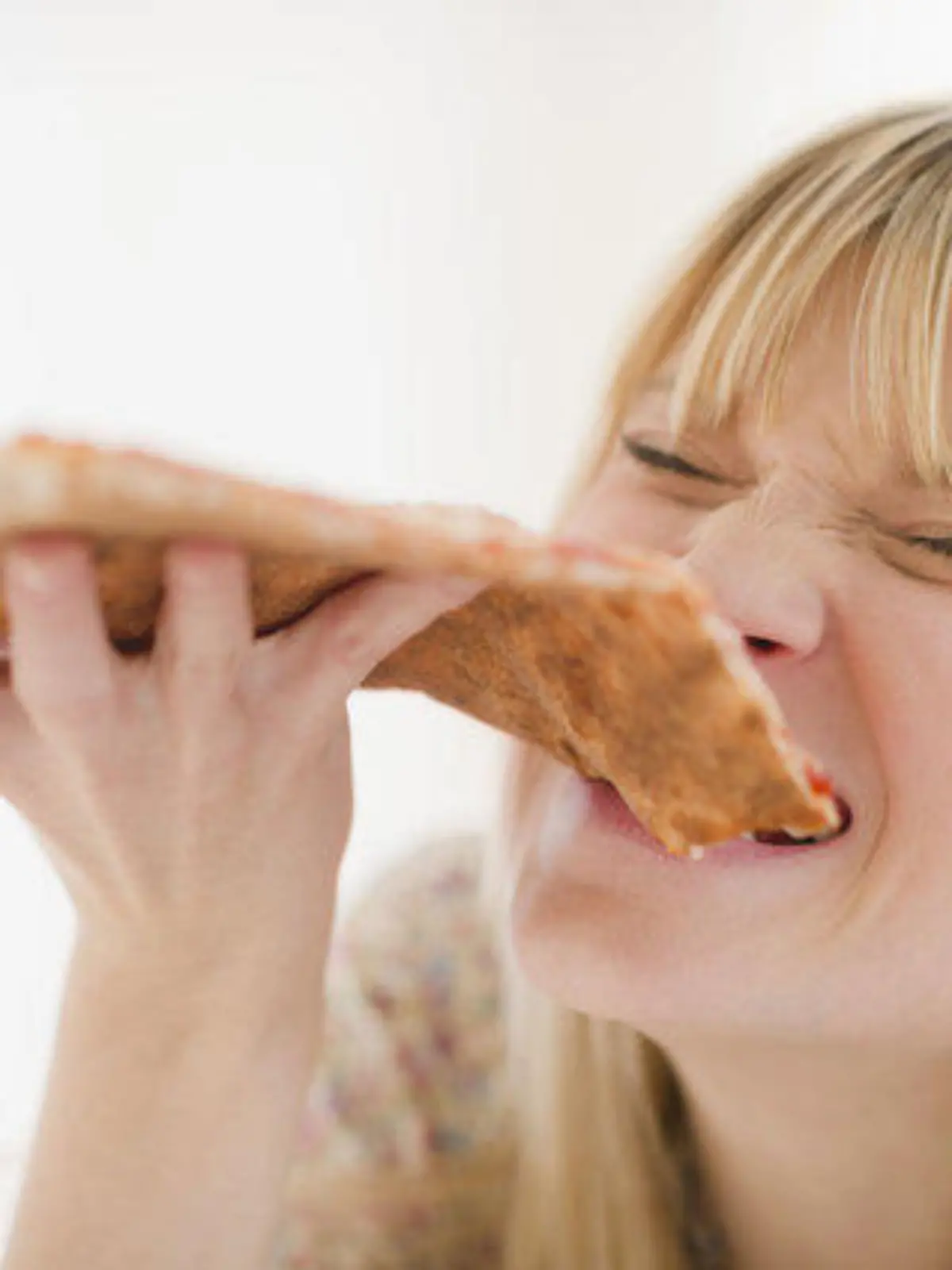 Young woman eating pizza Keine Weitergabe an Drittverwerter.