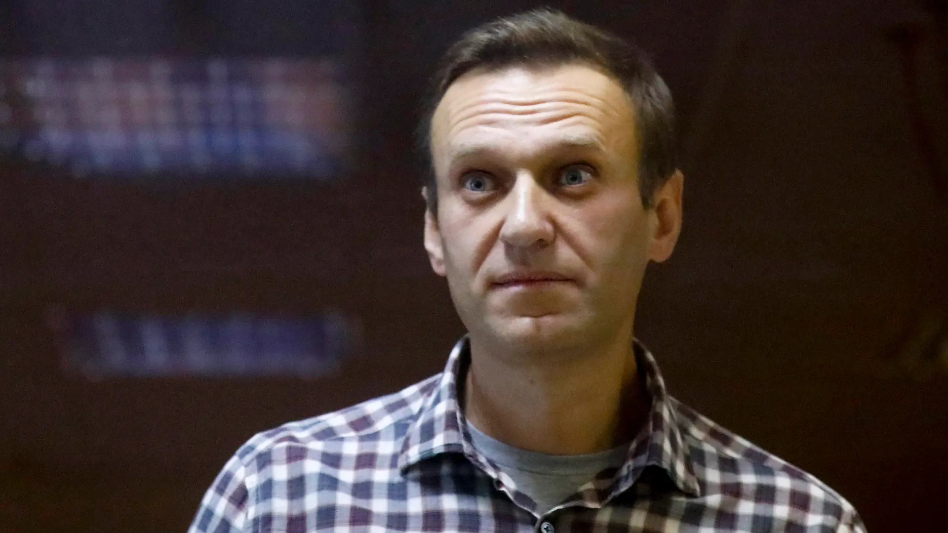ARCHIV - 20.02.2021, Russland, Moskau: Der russische Oppositionsführer Alexej Nawalny steht in einem Käfig im Bezirksgericht Babuskinskij in Moskau, Russland. Der inhaftierte russische Oppositionsführer Alexej Nawalny, der seit 31. März im Hungerstreik ist, beschrieb Drohungen, ihn zwangsernähren zu lassen, unter Verwendung von "Zwangsjacke und anderen Vergnügungen", in einer Nachricht von hinter den Gittern am Freitag, 16. April. In einem Instagram-Post sagte Navalny, dass ein Beamter ihm sagte, dass ein Bluttest anzeigte, dass sich sein Gesundheitszustand verschlechtert und drohte, ihn zwangsernährt zu werden, wenn er sich weiterhin weigert zu essen. Foto: Alexander Zemlianichenko/AP/dpa +++ dpa-Bildfunk +++