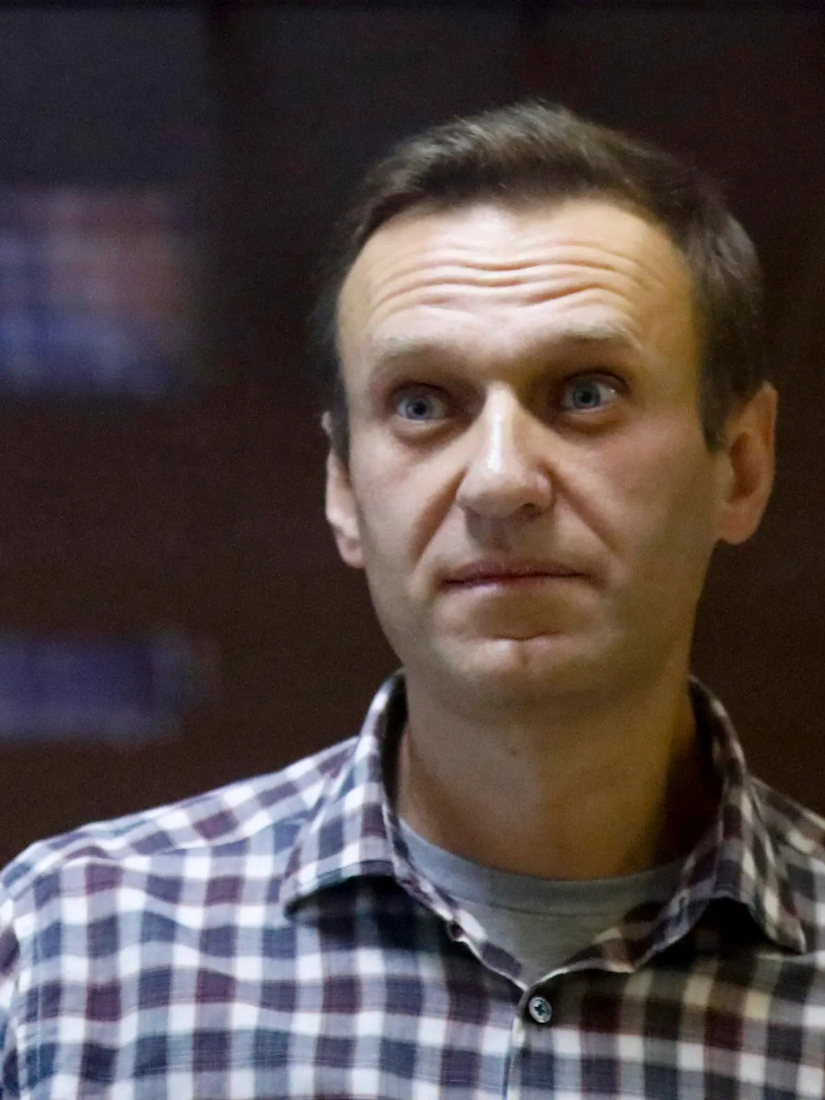 ARCHIV - 20.02.2021, Russland, Moskau: Der russische Oppositionsführer Alexej Nawalny steht in einem Käfig im Bezirksgericht Babuskinskij in Moskau, Russland. Der inhaftierte russische Oppositionsführer Alexej Nawalny, der seit 31. März im Hungerstreik ist, beschrieb Drohungen, ihn zwangsernähren zu lassen, unter Verwendung von "Zwangsjacke und anderen Vergnügungen", in einer Nachricht von hinter den Gittern am Freitag, 16. April. In einem Instagram-Post sagte Navalny, dass ein Beamter ihm sagte, dass ein Bluttest anzeigte, dass sich sein Gesundheitszustand verschlechtert und drohte, ihn zwangsernährt zu werden, wenn er sich weiterhin weigert zu essen. Foto: Alexander Zemlianichenko/AP/dpa +++ dpa-Bildfunk +++