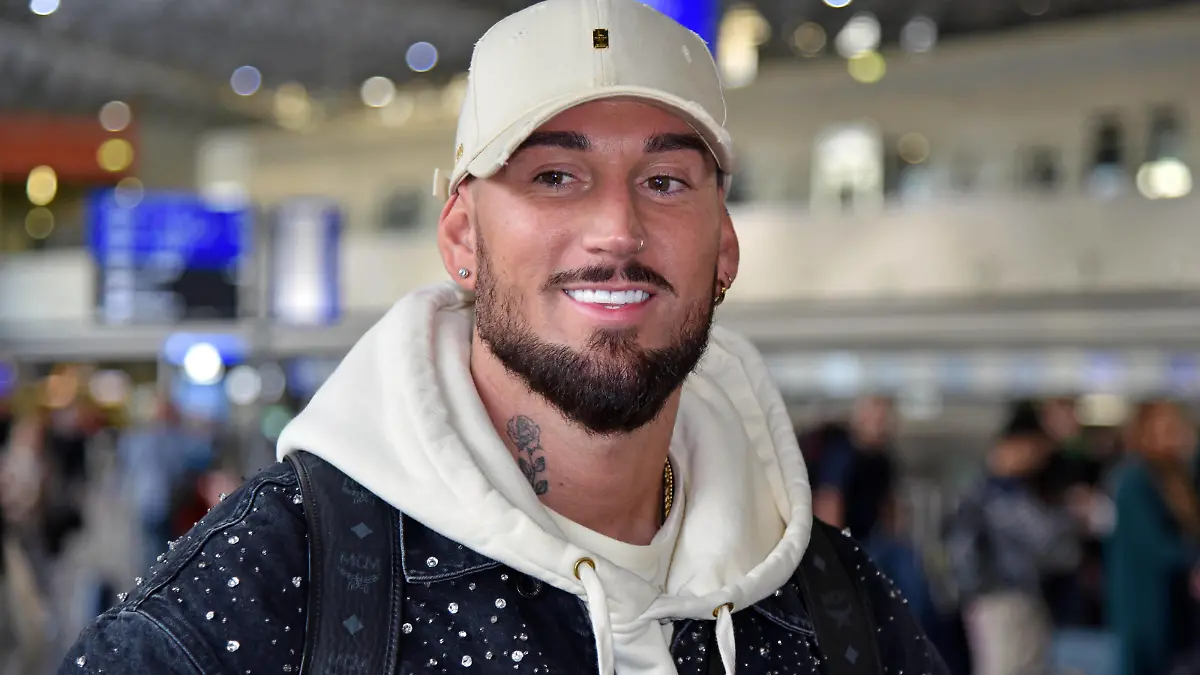 Mike Heiter beim Abflug der ICH BIN EIN STAR - HOLT MICH HIER RAUS Dschungelcamp-Kandidaten nach Australien am Frankfurt International Airport in Frankfurt am Main am 01.01.2023 *** Mike Heiter at the departure of the I AM A STAR GET ME OUT OF HERE jungle camp candidates to Australia at Frankfurt International Airport in Frankfurt am Main on 01 01 2023