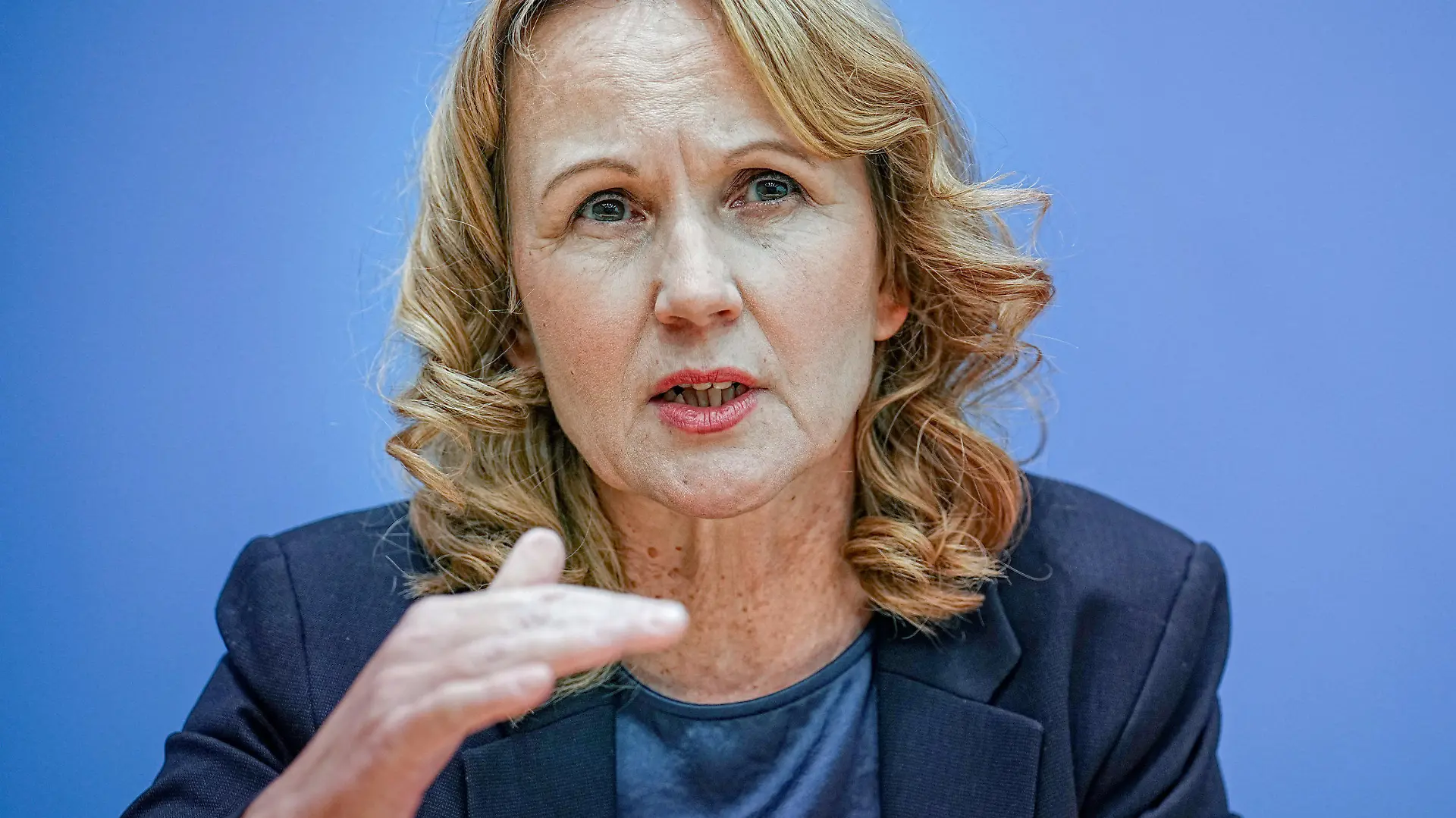 06.12.2022, Berlin: Steffi Lemke (Bündnis 90/Die Grünen), Bundesministerin für Umwelt, Naturschutz, nukleare Sicherheit und Verbraucherschutz, spricht in der Bundespressekonferenz zur anstehenden Weltnaturkonferenz in Montreal und Biodiversitätskrise. Foto: Kay Nietfeld/dpa +++ dpa-Bildfunk +++