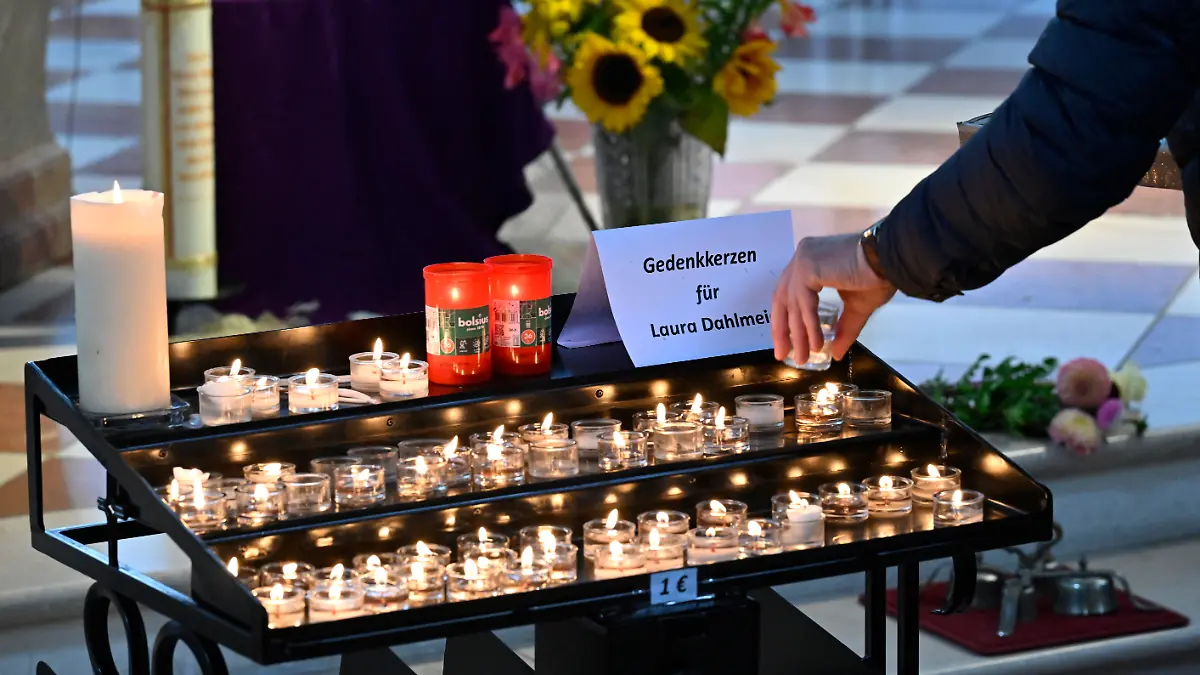Kerzen, Blumen und ein Foto stehen nach Laura Dahlmeiers tödlichem Unfall in der katholischen Kirche Sankt Martin in Garmisch. 
