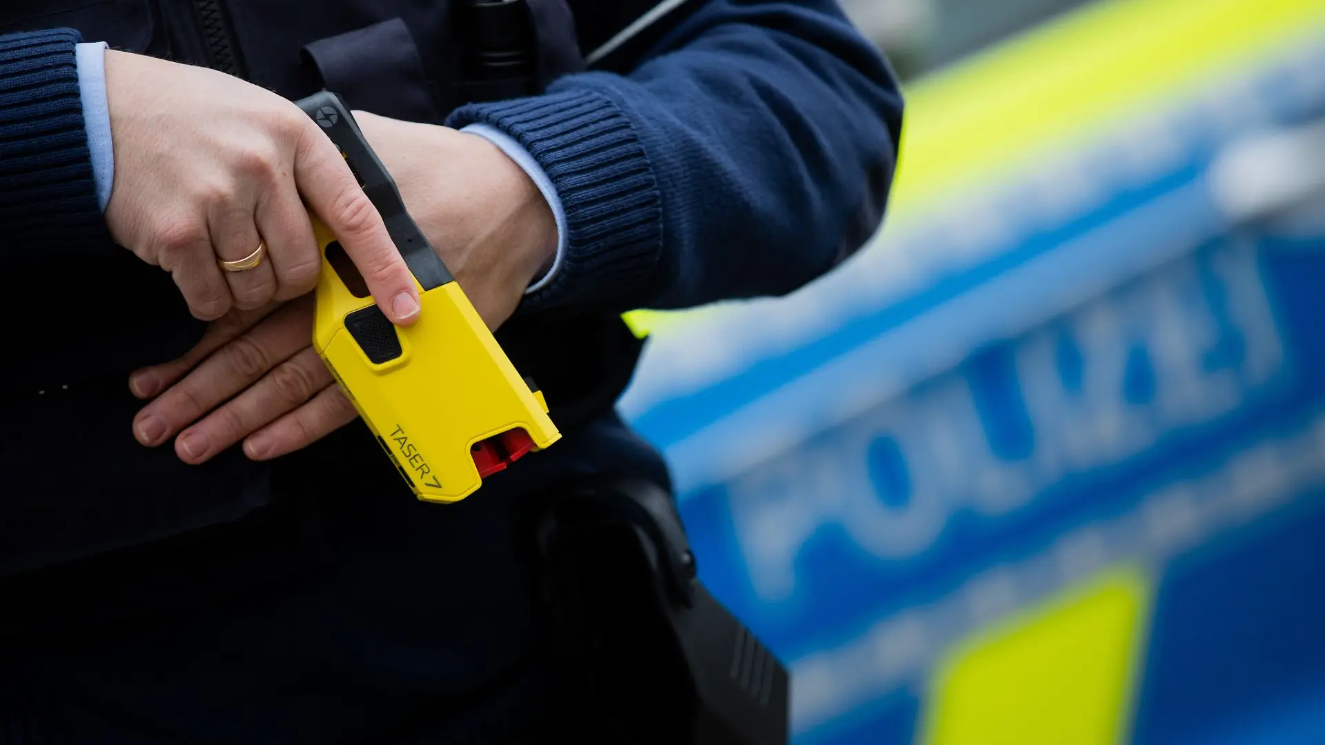Gegen den Tatverdächtigen sei auch ein Taser eingesetzt worden. (Symbolbild)
