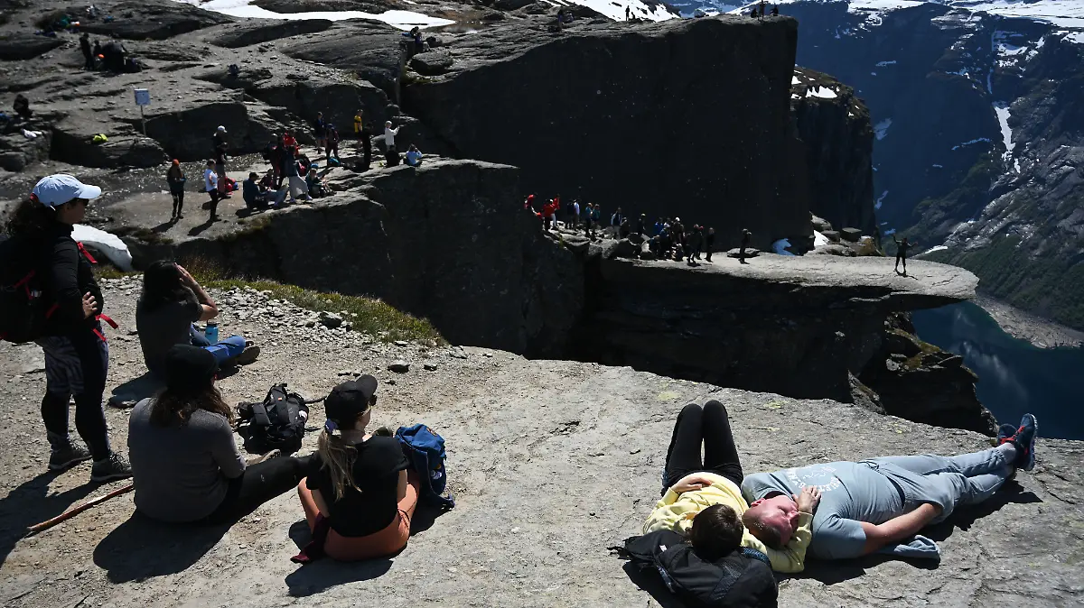 Trolltunga (deutsch „Die Trollzunge“) ist ein horizontaler Felsvorsprung in Norwegen
