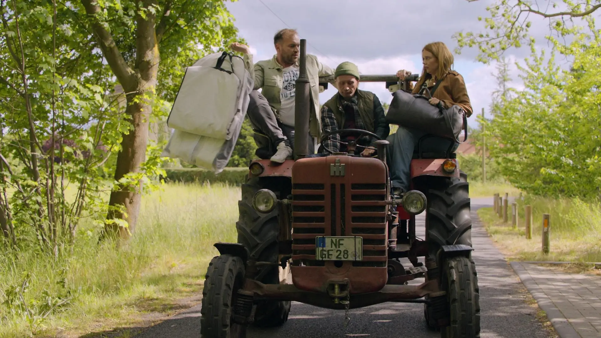 Als Toni (Olivia Marei) und Erik (Patrick Heinrich) glauben, es geht nicht mehr weiter, kommt von irgendwo ein Traktor her.
+++ Die Verwendung des sendungsbezogenen Materials ist nur mit dem Hinweis und Verlinkung auf RTL+ gestattet. +++