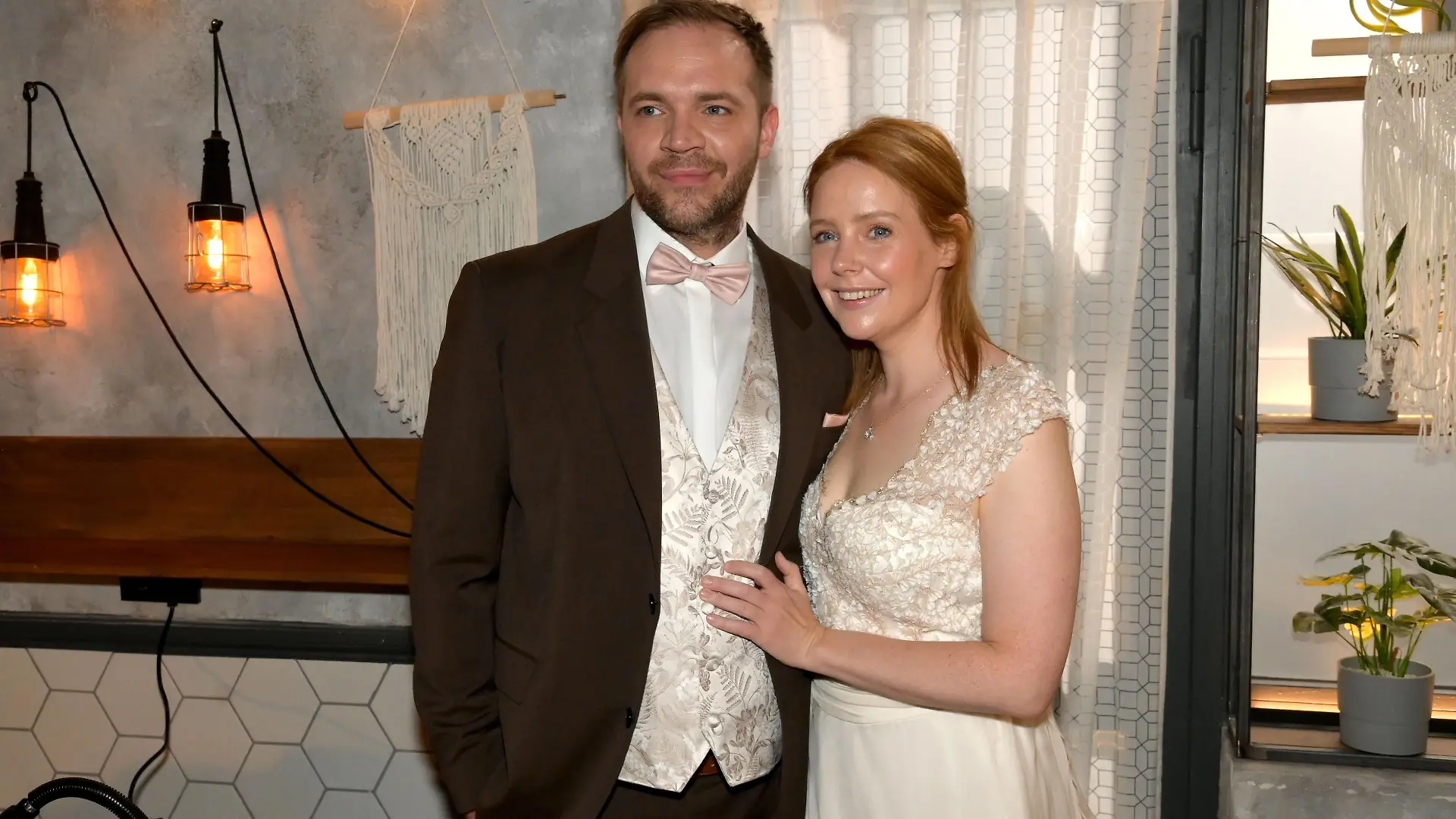 Die Überraschung von ihren Freunden berührt Toni (Olivia Marei) und Erik (Patrick Heinrich) tief.
+++ Die Verwendung des sendungsbezogenen Materials ist nur mit dem Hinweis und Verlinkung auf RTL+ gestattet. +++