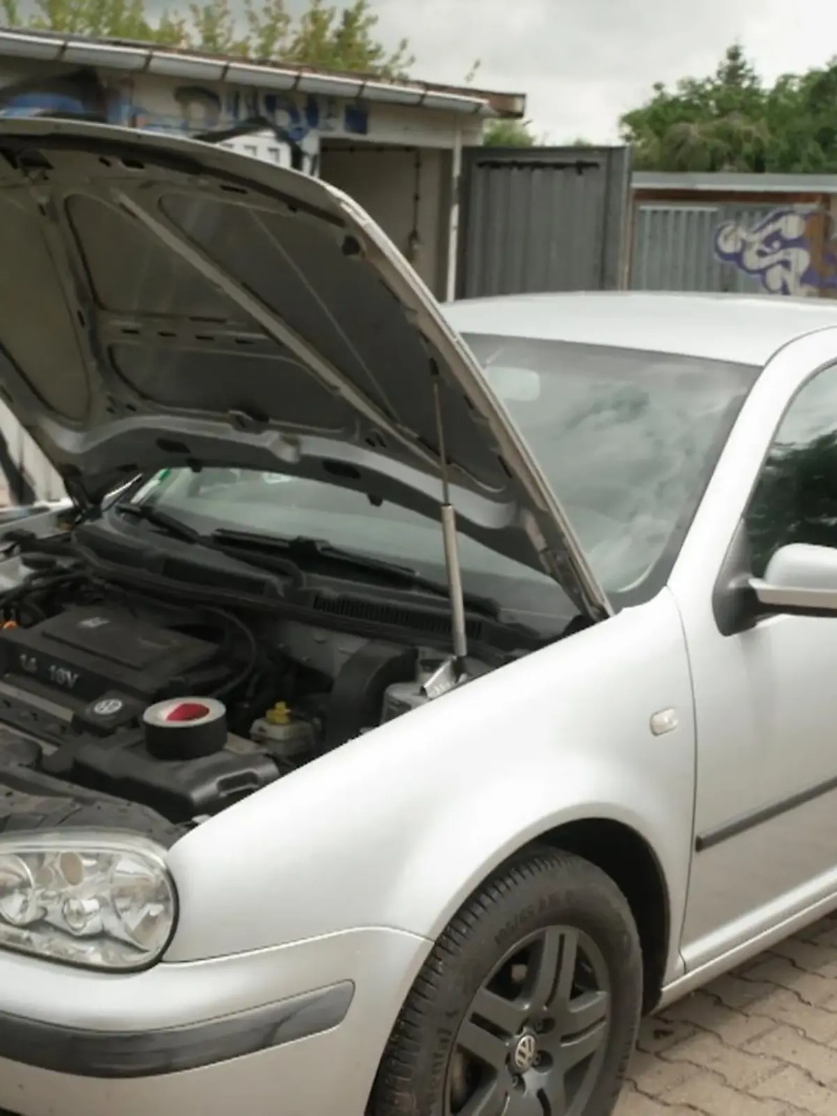 Bild zu: "Ein Golf IV voller Rost und ein V5-Motor, der seit Jahren verstaubt"