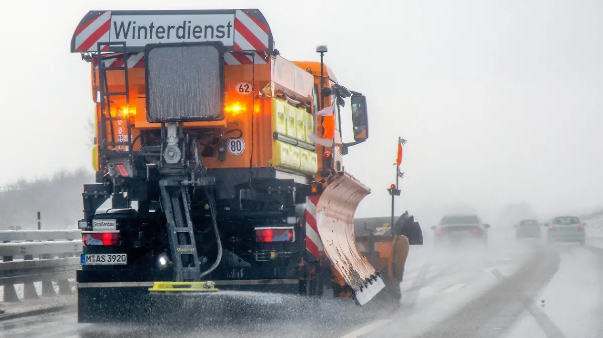  Eisregen in Süddeutschland Winterlich ist die Autobahn A7 zwischen Ulm und Ellwangen bei Schnee und Eisregen an einer Luftmassengrenze., A7 Deutschland *** Freezing rain in southern Germany Wintery is the freeway A7 between Ulm and Ellwangen with snow and freezing rain on an air mass border , A7 Germany