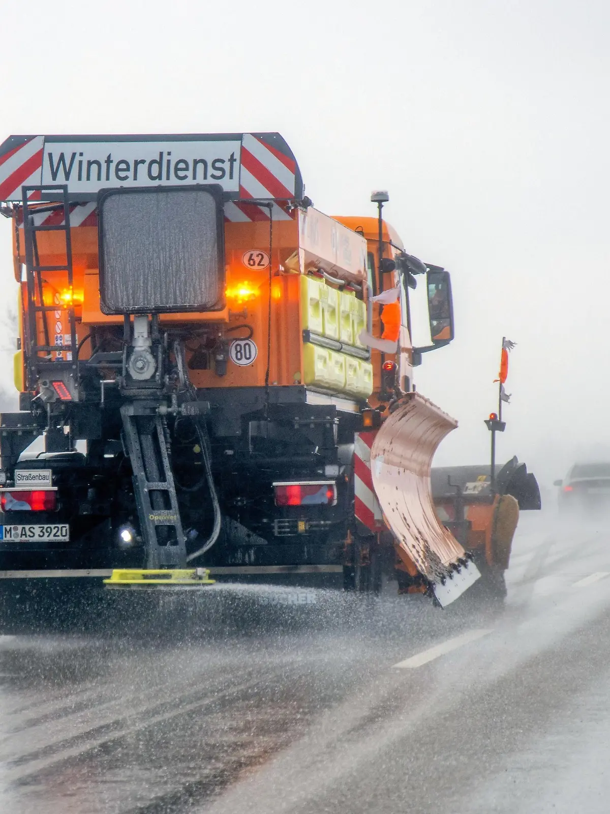  Eisregen in Süddeutschland Winterlich ist die Autobahn A7 zwischen Ulm und Ellwangen bei Schnee und Eisregen an einer Luftmassengrenze., A7 Deutschland *** Freezing rain in southern Germany Wintery is the freeway A7 between Ulm and Ellwangen with snow and freezing rain on an air mass border , A7 Germany