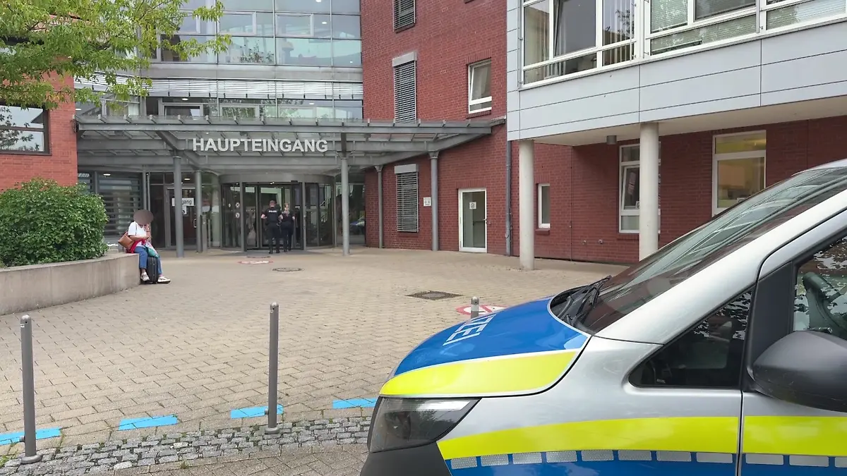 Ein Unbekannter greift zweimal Klinik-Mitarbeitende vor dem Westküstenklinikum Heide mit einem Messer an. 