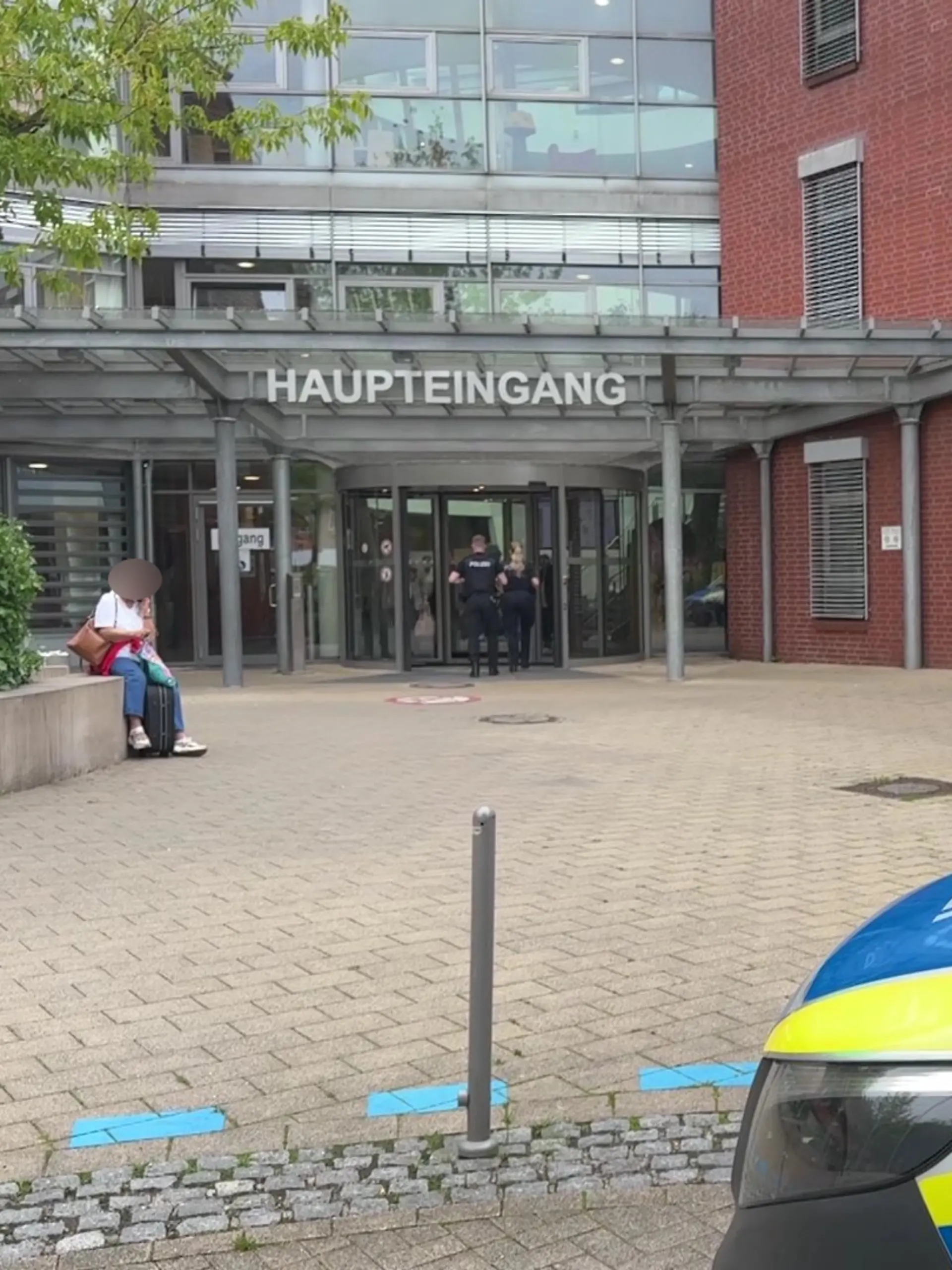 Ein Unbekannter greift zweimal Klinik-Mitarbeitende vor dem Westküstenklinikum Heide mit einem Messer an. 
