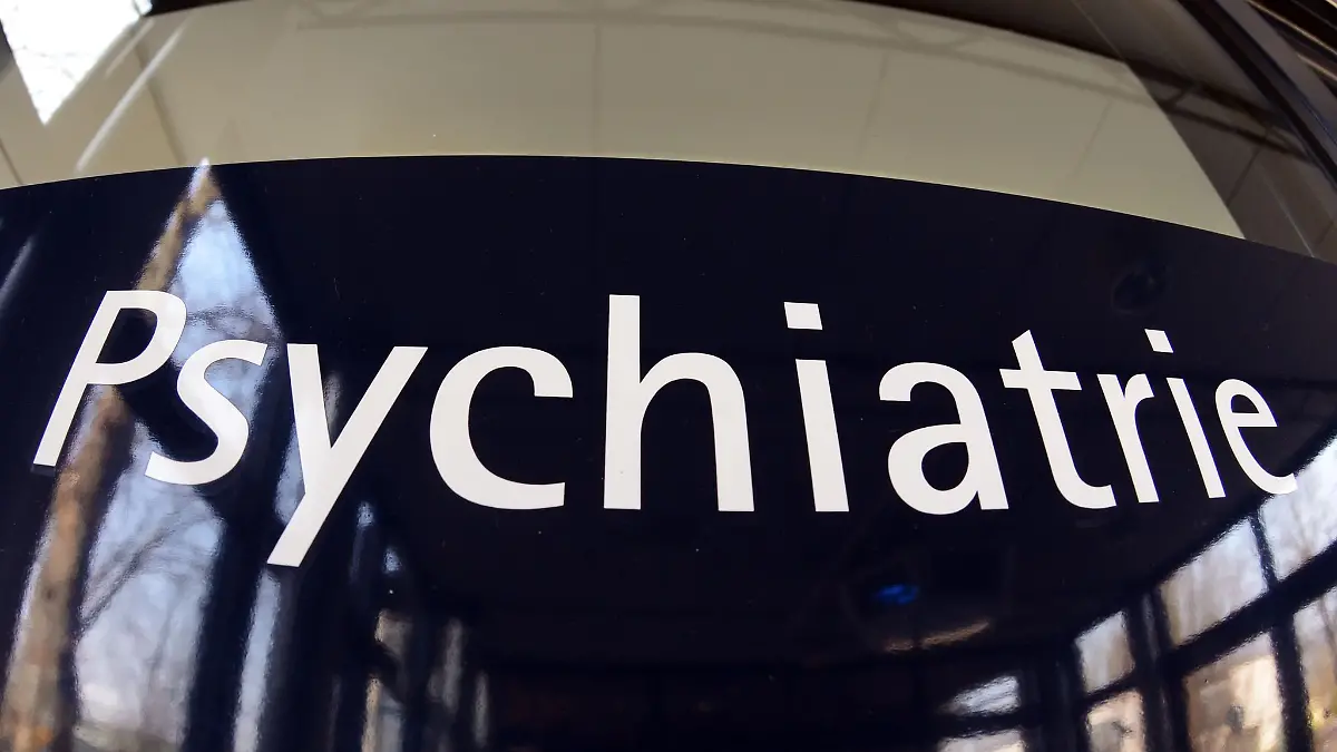 In einer psychiatrischen Klinik soll eine 13-jährige Patientin ihre Betreuerin lebensgefährlich verletzt haben. Eine Mordkommission ermittelt.