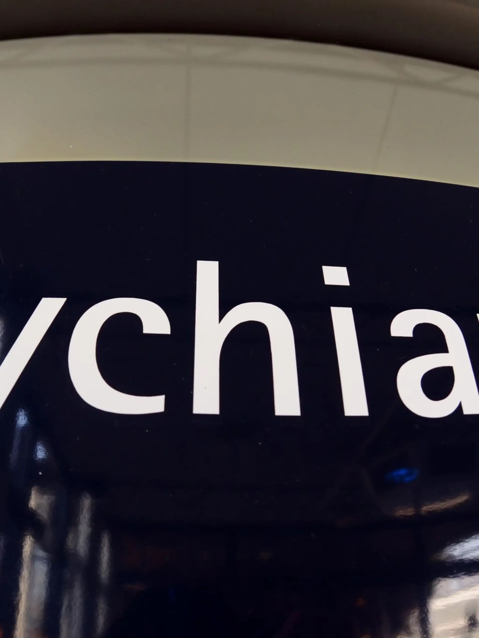 In einer psychiatrischen Klinik soll eine 13-jährige Patientin ihre Betreuerin lebensgefährlich verletzt haben. Eine Mordkommission ermittelt.