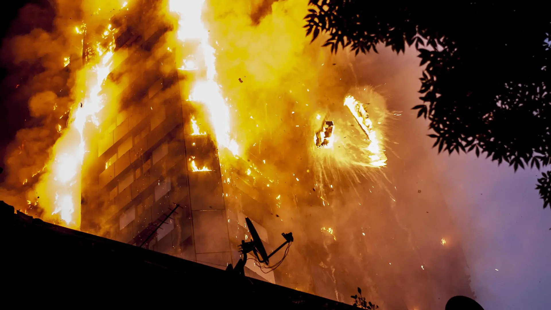 Bilder des Tages June 14, 2017 - London, London, UK - London, UK. Falling burning debris at the scene of a huge fire at Grenfell tower block in White City, London. The blaze engulfed the 27-storey building with 200 firefighters attending the scene. There were reports of people trapped in the building. London UK PUBLICATIONxINxGERxSUIxAUTxONLY - ZUMAl94_ 20170614_zaf_l94_029 Copyright: xGuilhemxBakerx

Images the Day June 14 2017 London London UK London UK Falling Burning debris AT The Scene of a Huge Fire AT Grenfell Tower Block in White City London The Blaze engulfed The 27 storey Building With 200 Firefighters attending The Scene There Were Reports of Celebrities Trapped in The Building London UK PUBLICATIONxINxGERxSUIxAUTxONLY  20170614_zaf_l94_029 Copyright xGuilhemxBakerx  