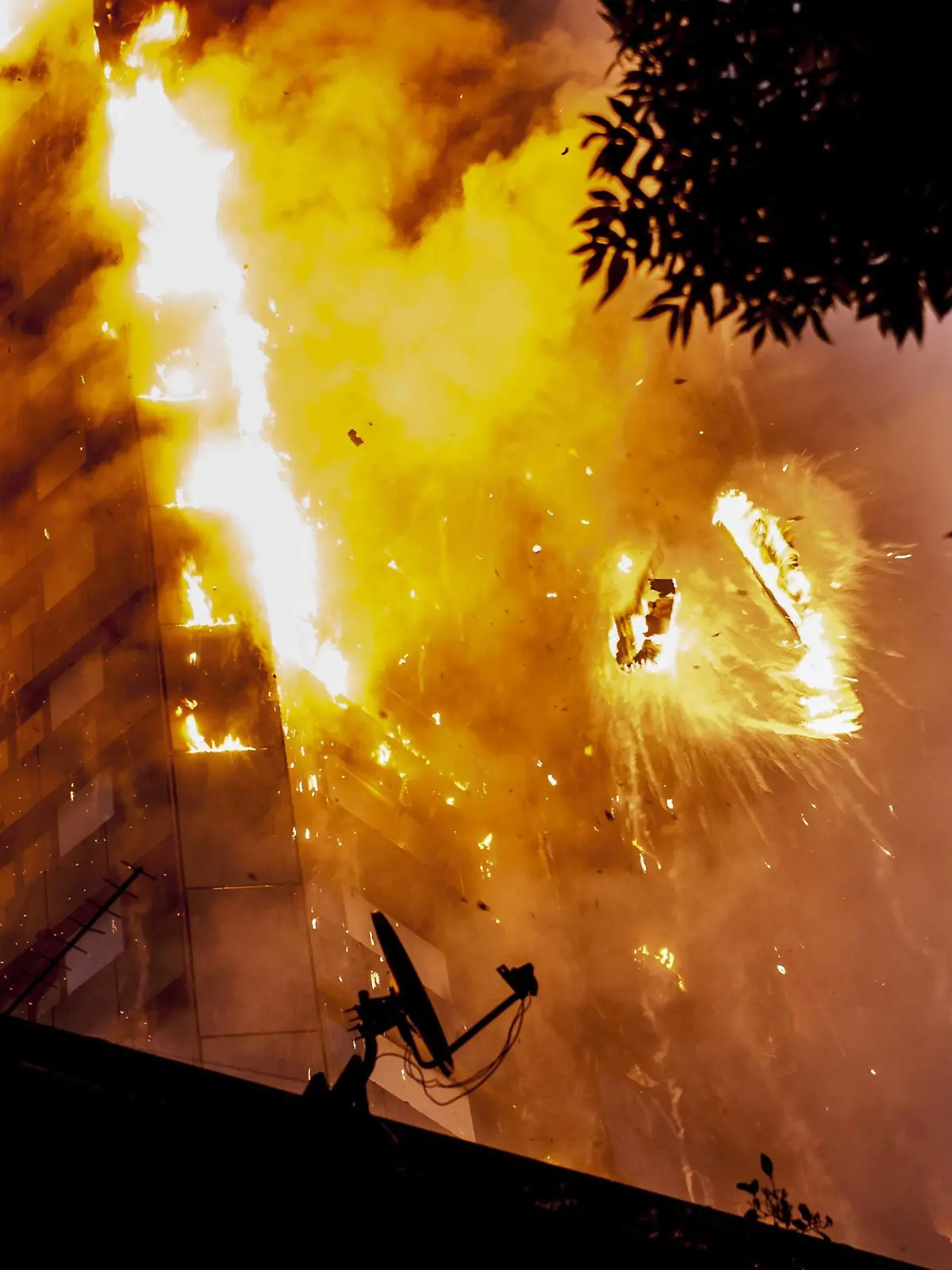 Bilder des Tages June 14, 2017 - London, London, UK - London, UK. Falling burning debris at the scene of a huge fire at Grenfell tower block in White City, London. The blaze engulfed the 27-storey building with 200 firefighters attending the scene. There were reports of people trapped in the building. London UK PUBLICATIONxINxGERxSUIxAUTxONLY - ZUMAl94_ 20170614_zaf_l94_029 Copyright: xGuilhemxBakerx

Images the Day June 14 2017 London London UK London UK Falling Burning debris AT The Scene of a Huge Fire AT Grenfell Tower Block in White City London The Blaze engulfed The 27 storey Building With 200 Firefighters attending The Scene There Were Reports of Celebrities Trapped in The Building London UK PUBLICATIONxINxGERxSUIxAUTxONLY  20170614_zaf_l94_029 Copyright xGuilhemxBakerx  