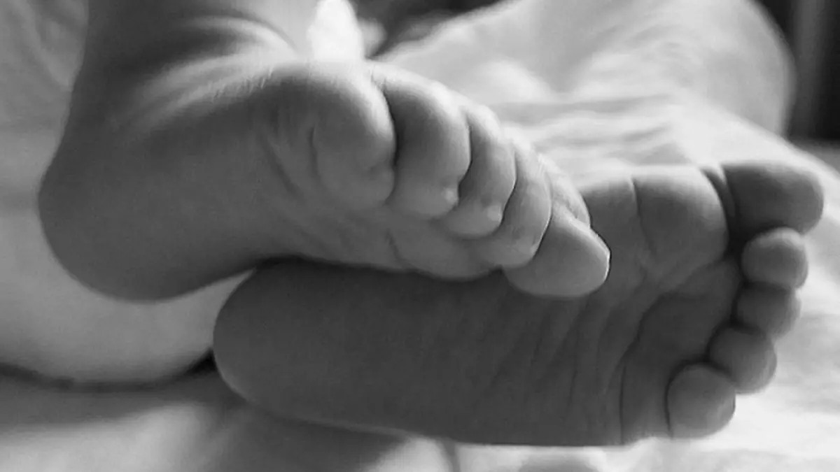 Das sind die kleinen Füße von Rocket Zot Worthington, dem Sohnemann von Sam Worthington und Lara Bingle.