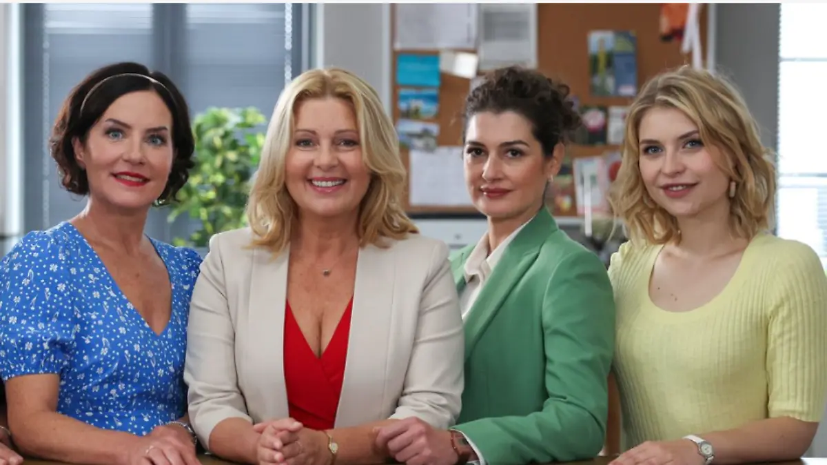 Die Polizei-Dienststelle der „Rosenheim-Cops” wird nach Marisa Burger (links neben Karin Thaler und Anastasia Papadopoulou) organisiert von Sarah Thonig (rechts)