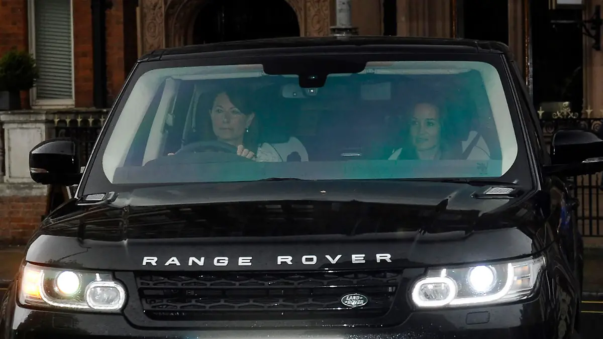 Carole And Pippa Middleton,Prince Charles And The Duchess Of Cornwall ArriveAt Kensington Palace To Visit The Duke And Duchess Of Cambridge.London. Uk.Today.03/05/15
<P>
Pictured: Carole Middleton;Pippa Middleton
<B>Ref: SPL1013930 030515 </B><BR/>
Picture by: Steve Finn/Splashnews <BR/>
</P><P>
<B>Splash News and Pictures</B><BR/>
Los Angeles: 310-821-2666<BR/>
New York: 212-619-2666<BR/>
London: 870-934-2666<BR/>
photodesk@splashnews.com<BR/>
</P>