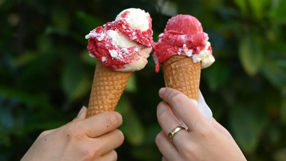 An den Eisdielen dürfte am Wochenende wieder viel los sein. (Archivbild)