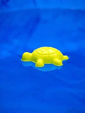 Zwei vermisste Kinder tot im Privat-Pool in Frankreich gefunden. (Symbolbild)