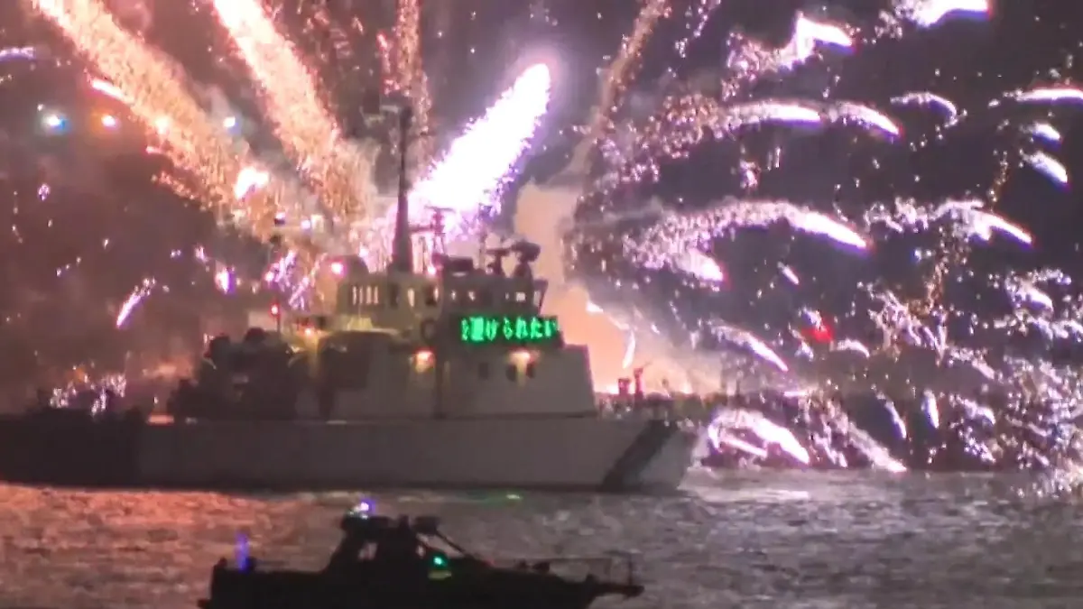 Schock bei Feuerwerk! Plötzlich brennen zwei Schiffe lichterloh  Crew rettet sich ins Wasser